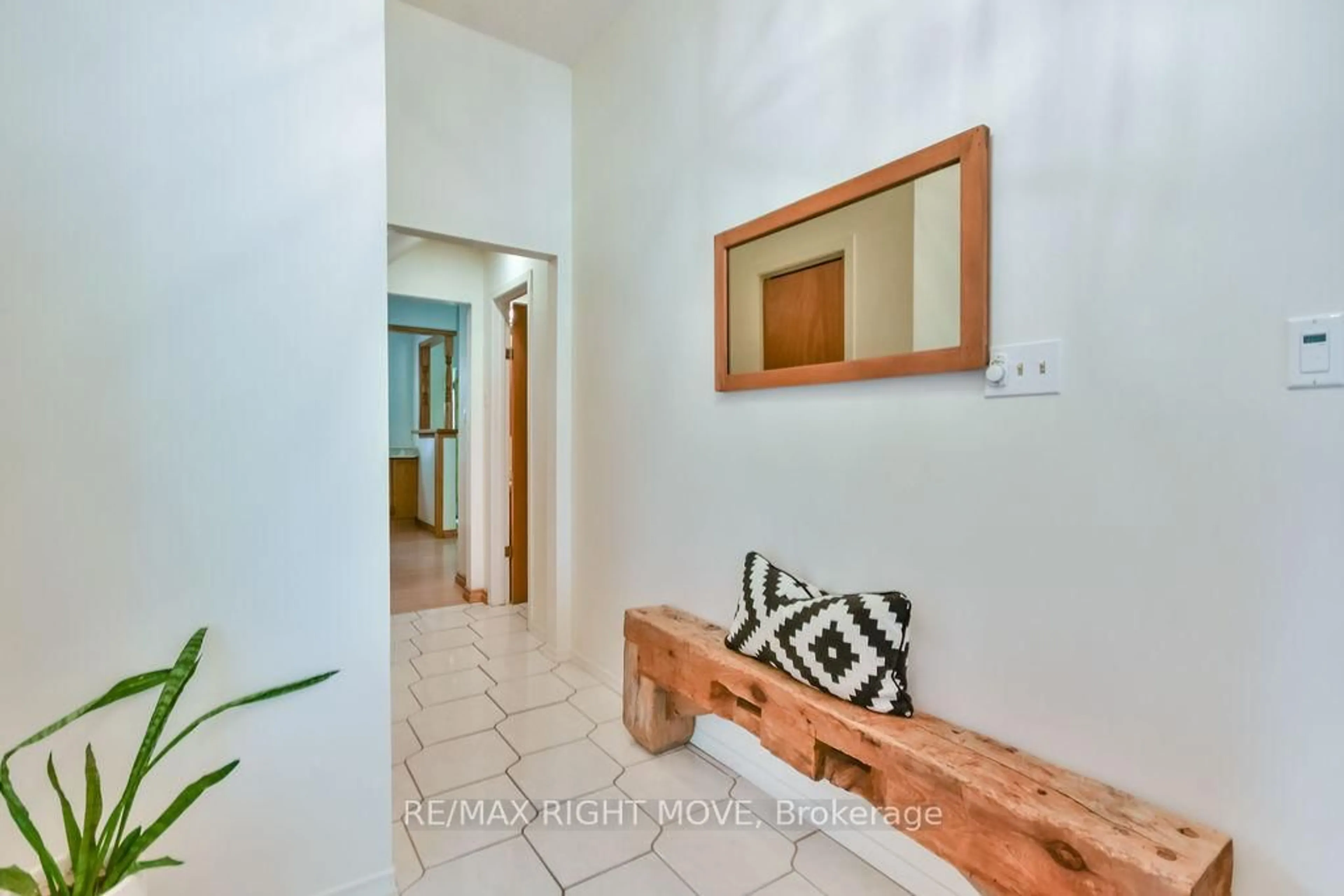 Indoor entryway for 4278 WILSON POINT Rd, Severn Ontario L3V 7E1