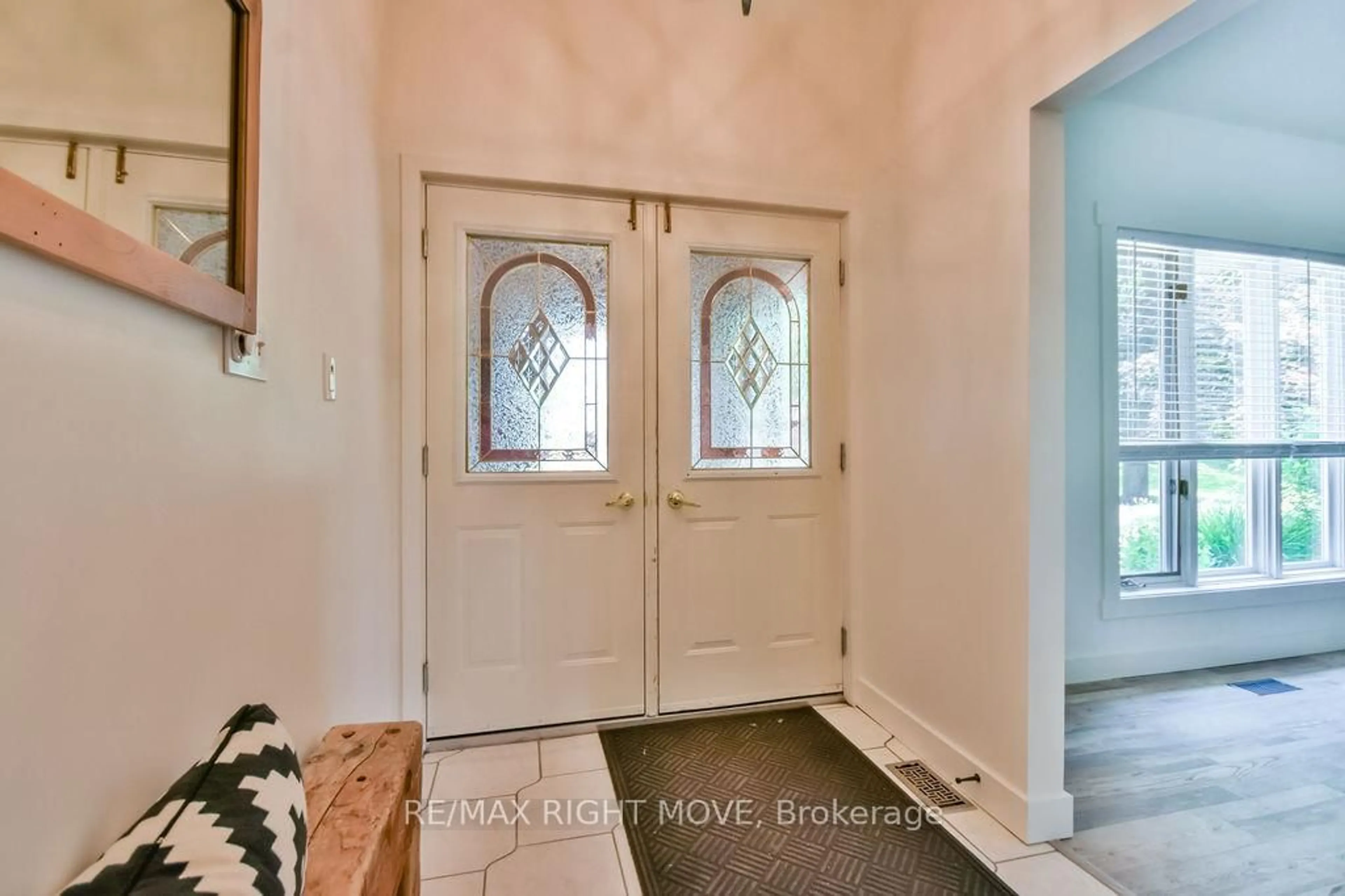Indoor entryway for 4278 WILSON POINT Rd, Severn Ontario L3V 7E1