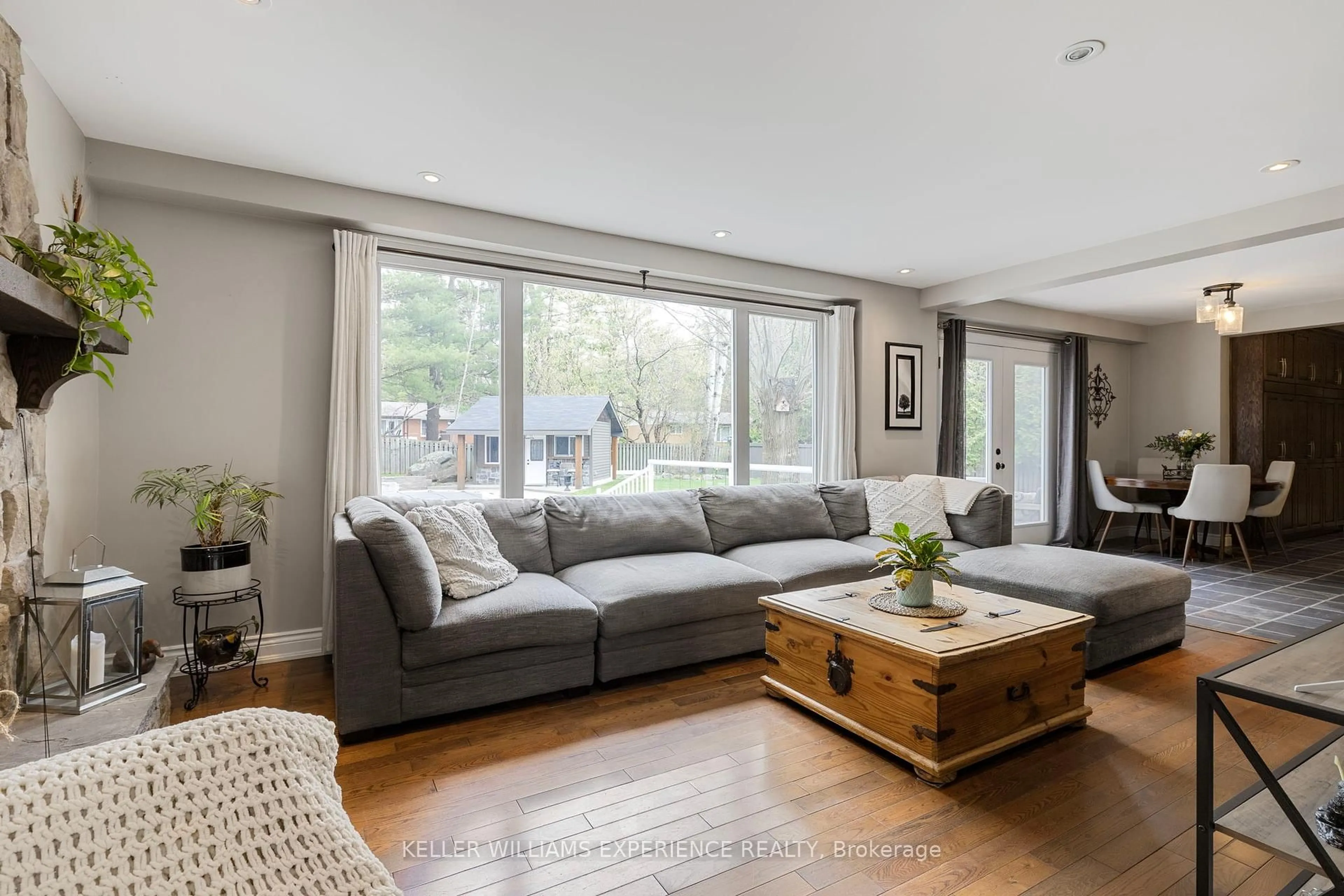 Living room with furniture, wood/laminate floor for 31 Lawrence Ave, Springwater Ontario L9X 0W4