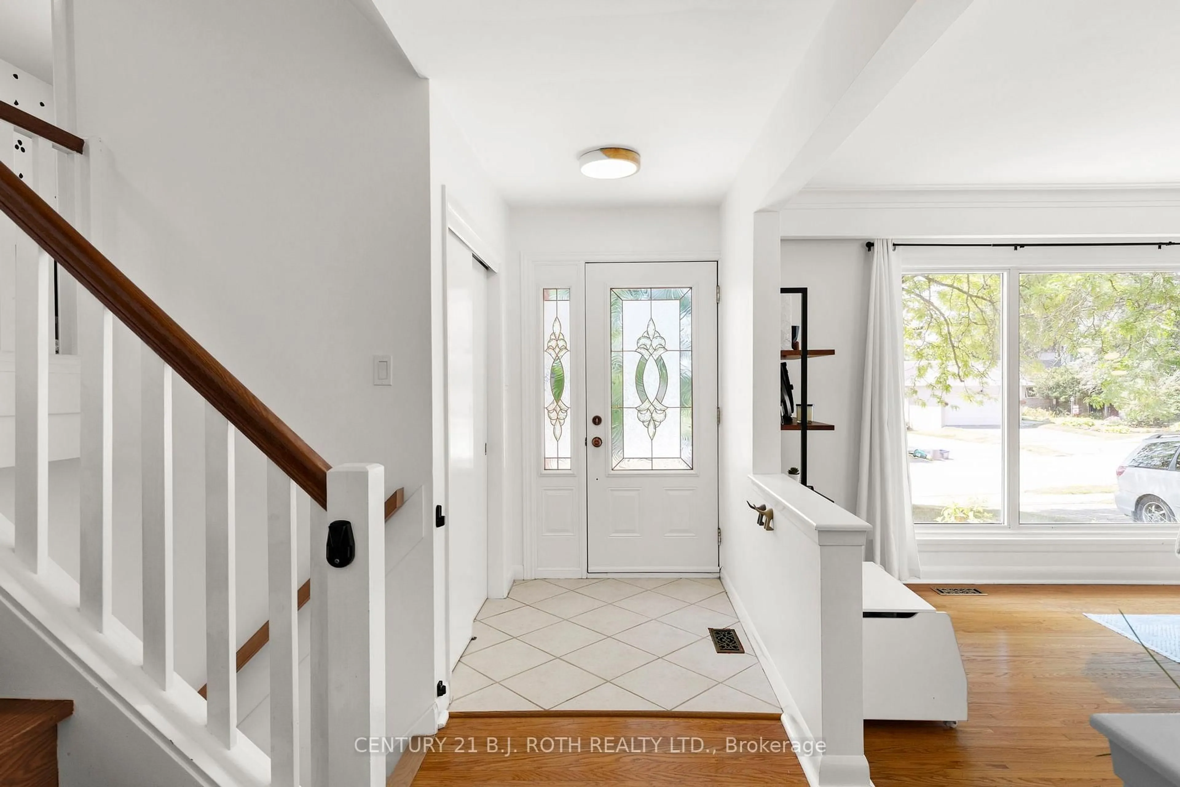 Indoor entryway for 410 CODRINGTON St, Barrie Ontario L4M 1T3