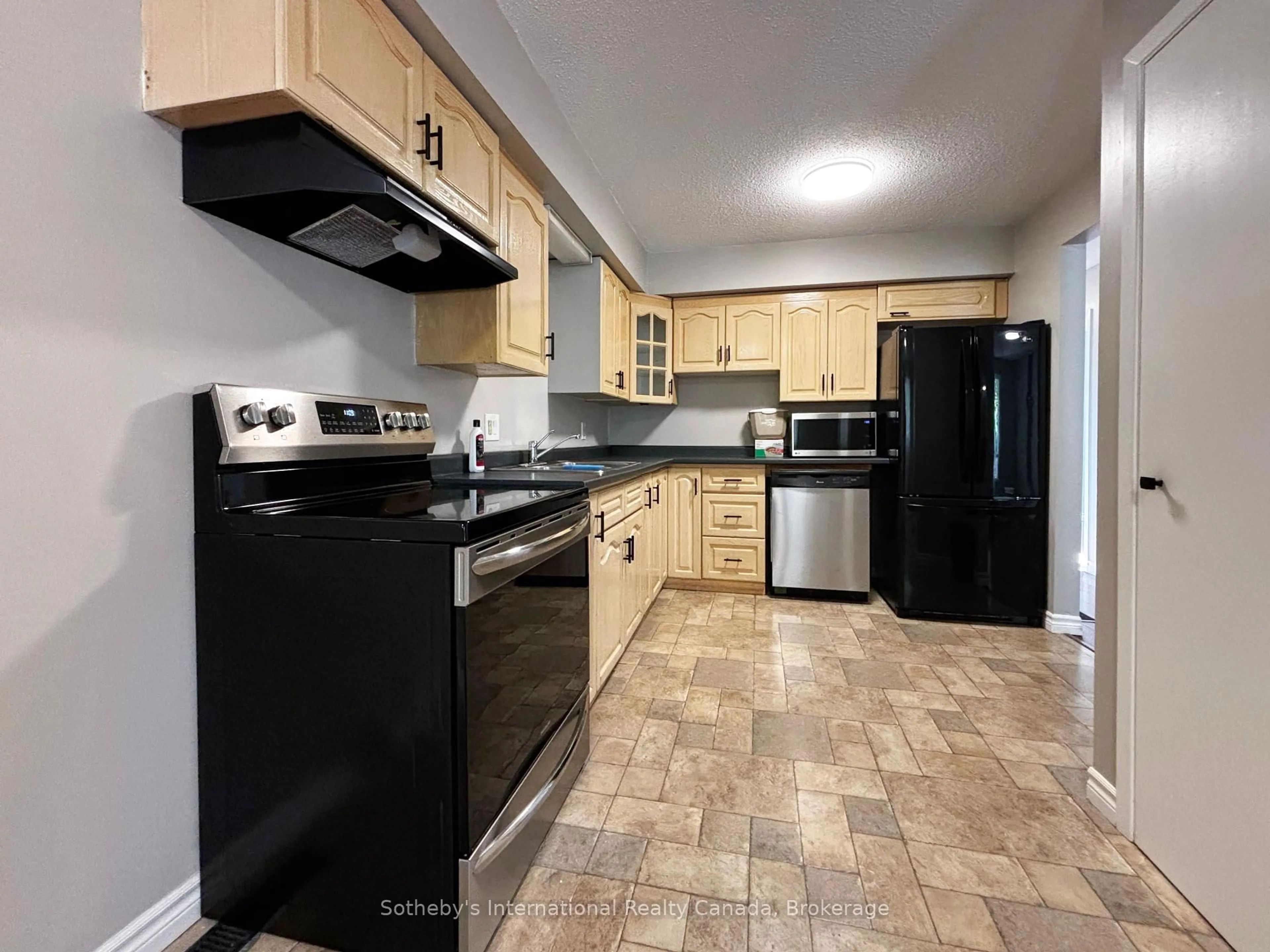 Standard kitchen, ceramic/tile floor for 55 Courtice Cres, Collingwood Ontario L9Y 4N7