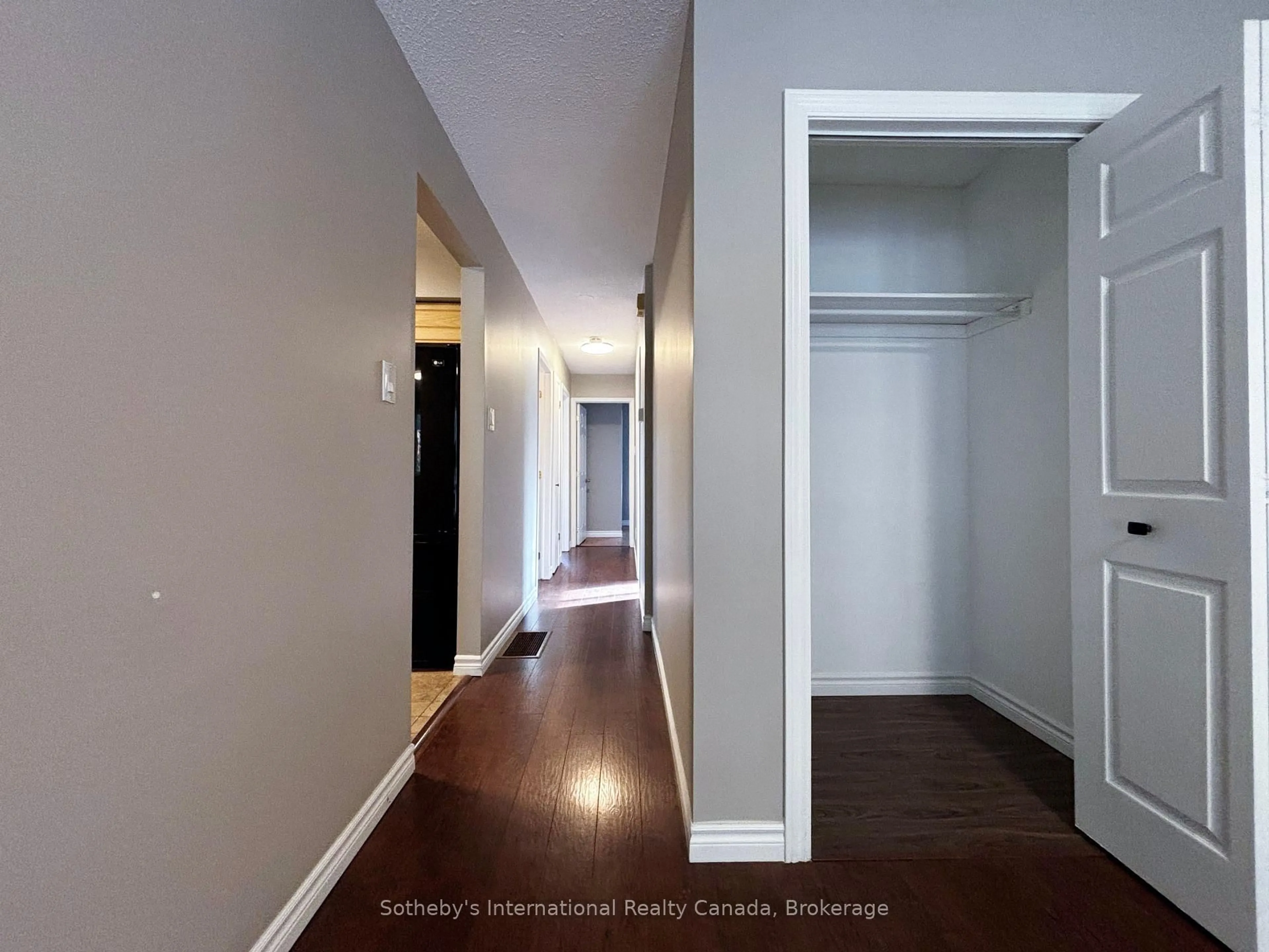 Indoor entryway for 55 Courtice Cres, Collingwood Ontario L9Y 4N7