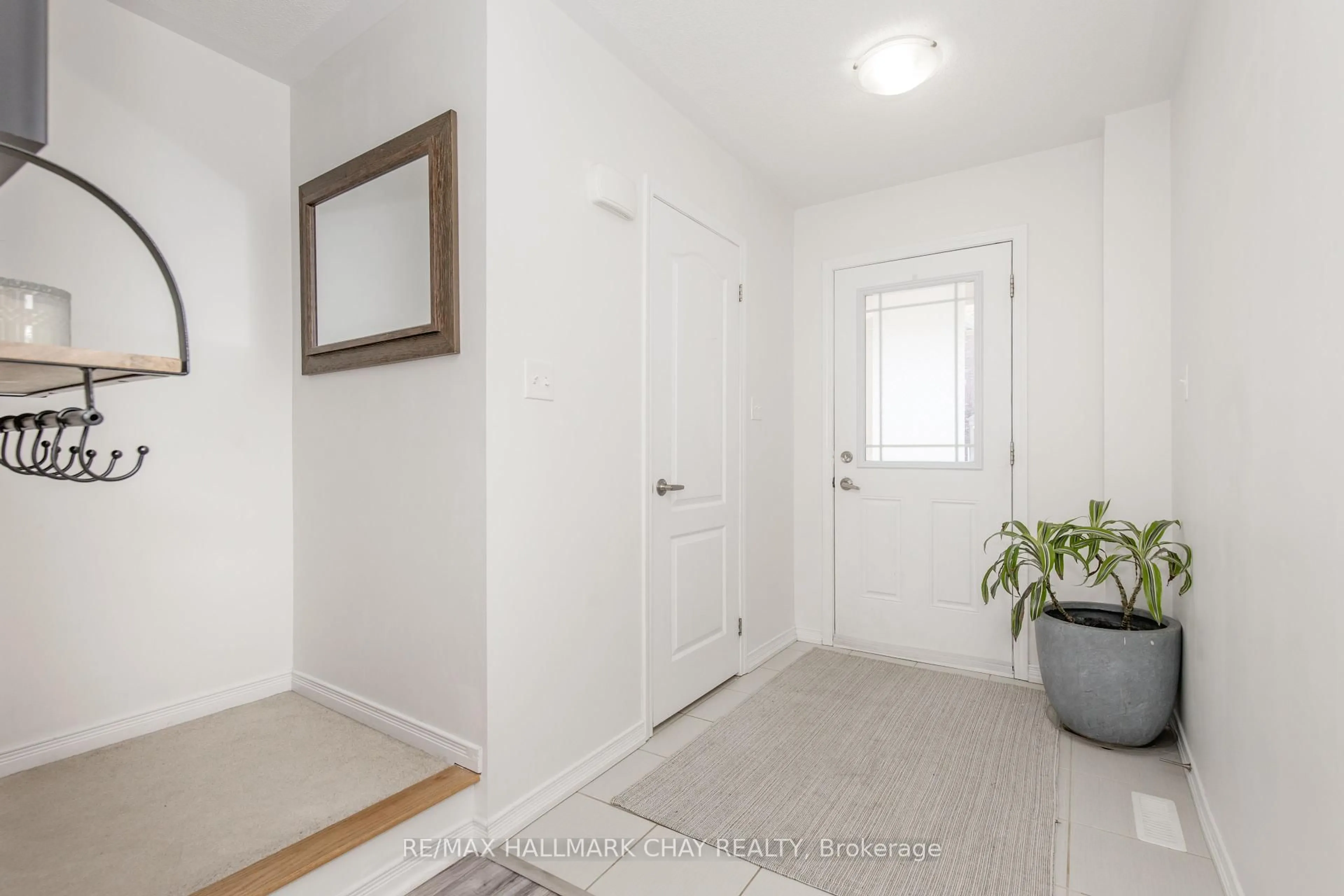 Indoor entryway for 82 Franks Way, Barrie Ontario L4N 3J1