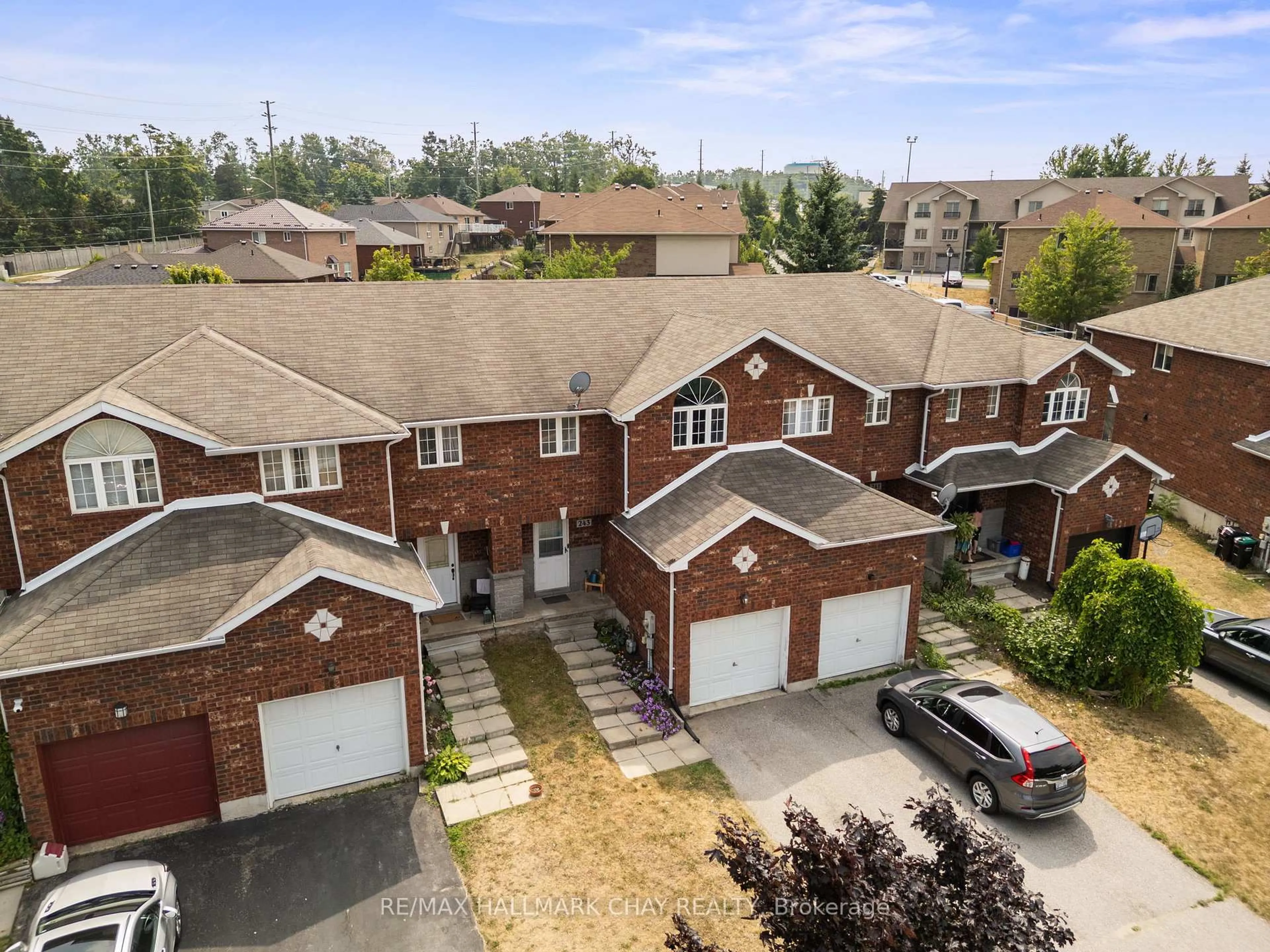 A pic from outside/outdoor area/front of a property/back of a property/a pic from drone, street for 243 Stanley St, Barrie Ontario L4M 7G2
