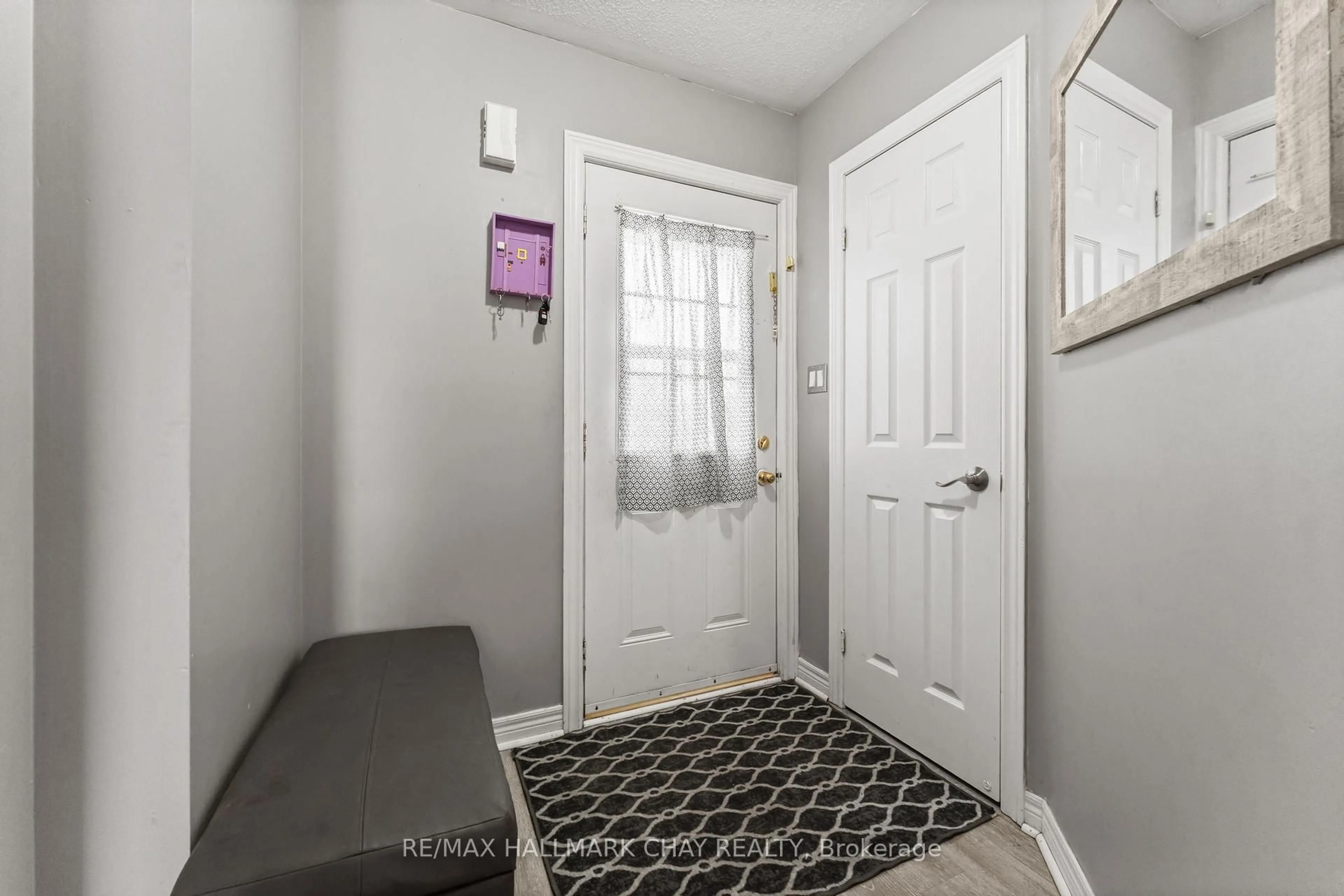Indoor entryway for 243 Stanley St, Barrie Ontario L4M 7G2