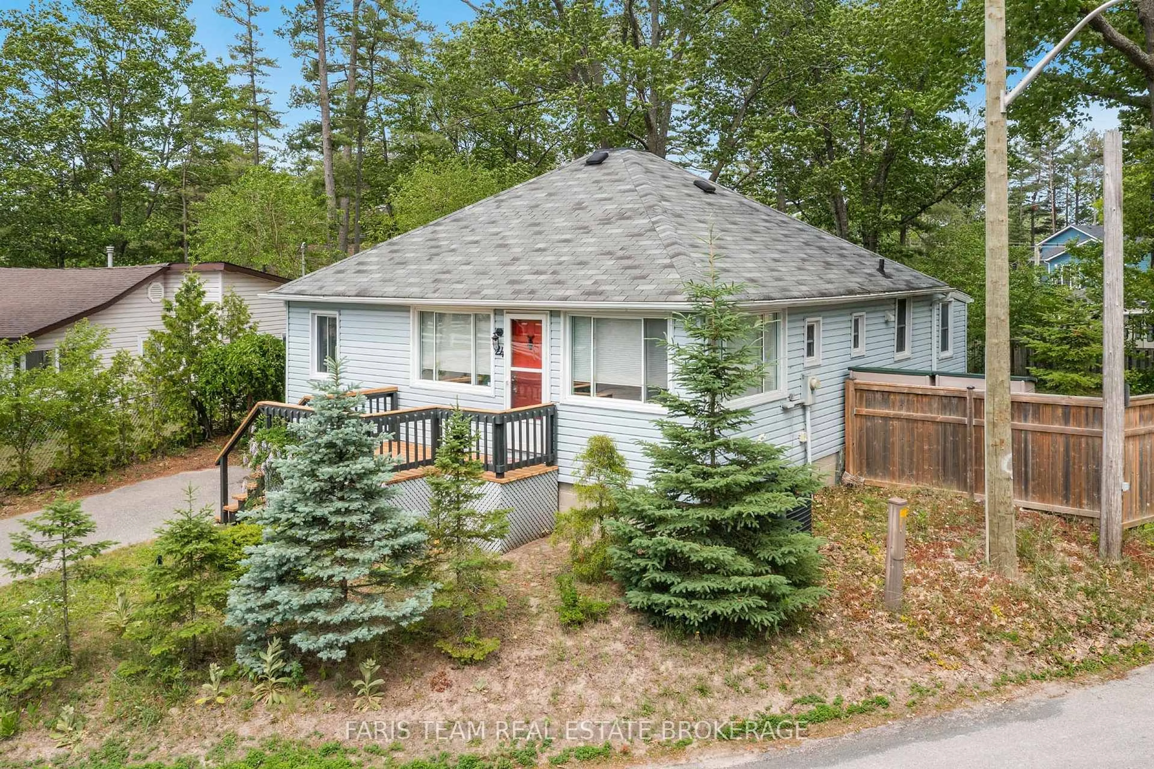 A pic from outside/outdoor area/front of a property/back of a property/a pic from drone, street for 24 Old Mosley St, Wasaga Beach Ontario L9Z 2J8