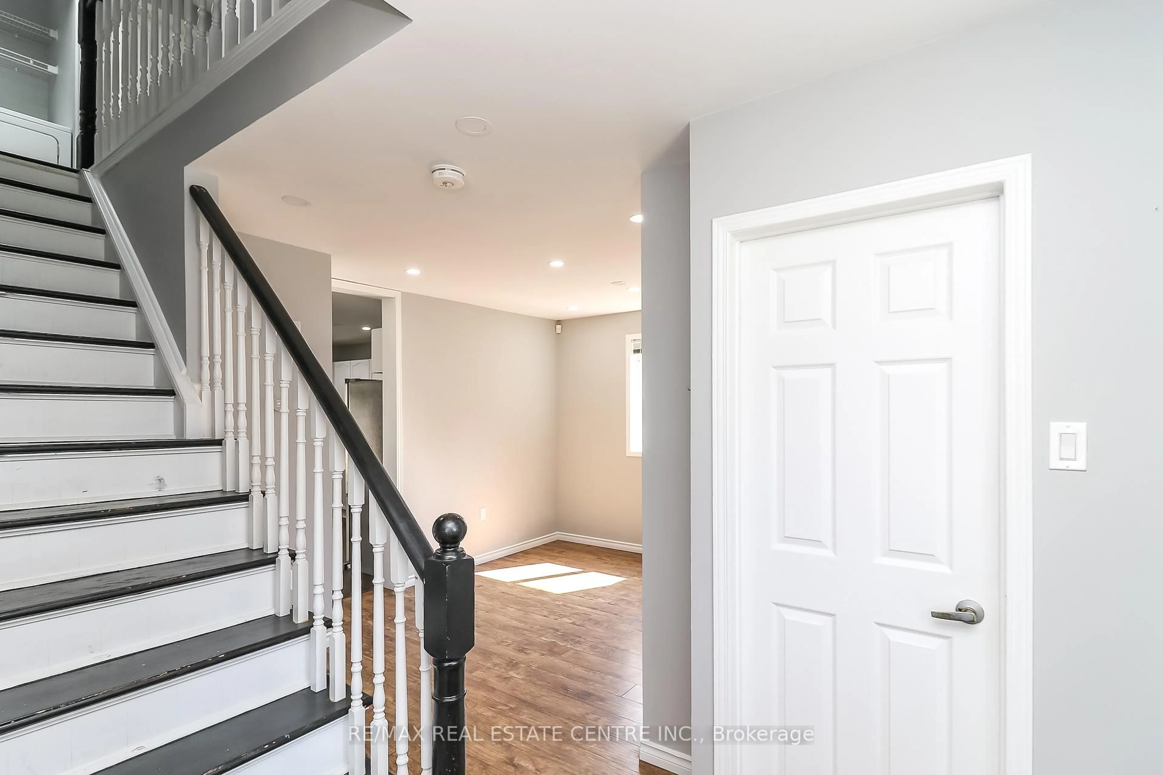 Indoor entryway for 304 Cundles Rd, Barrie Ontario L4N 7C9