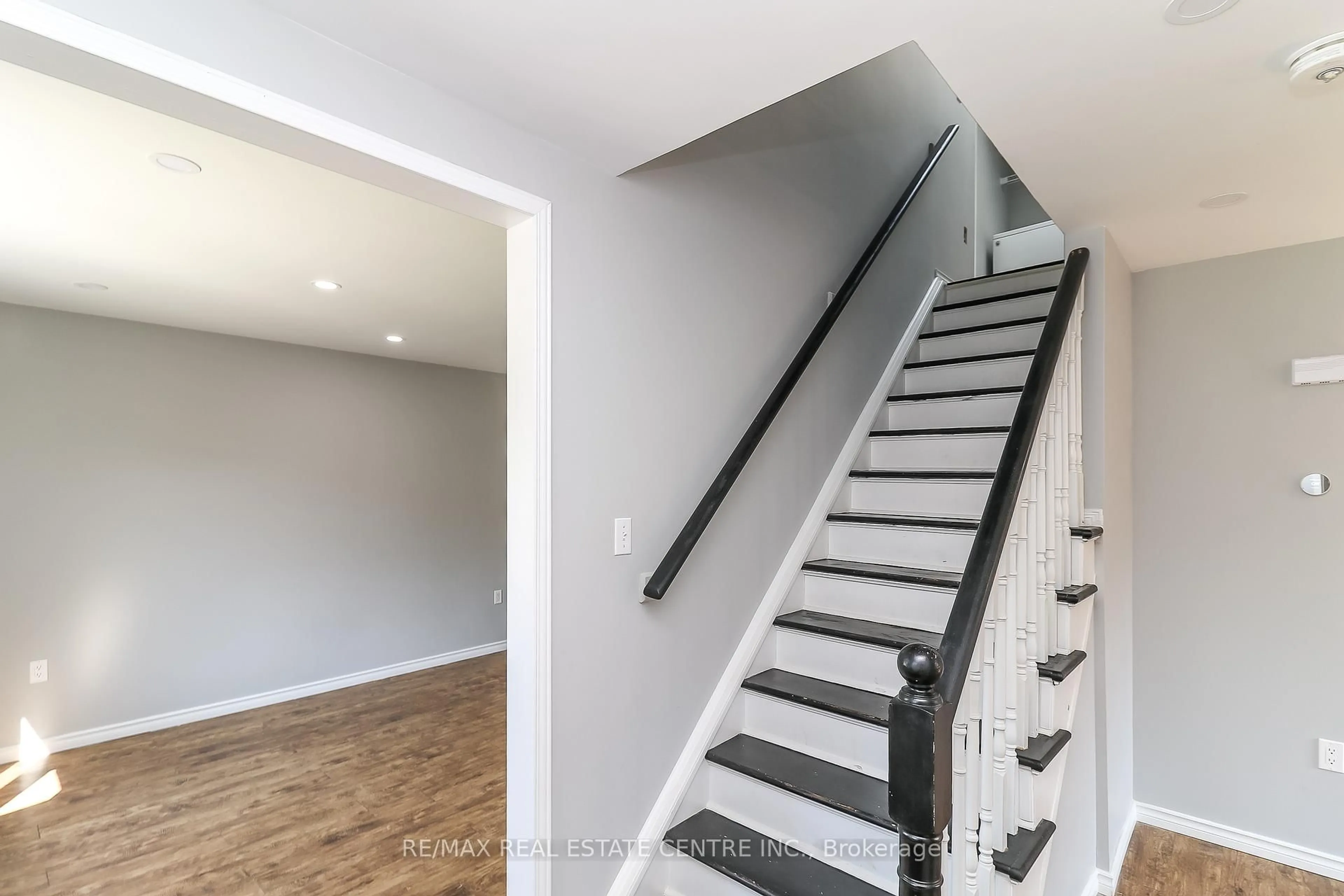Stairs for 304 Cundles Rd, Barrie Ontario L4N 7C9