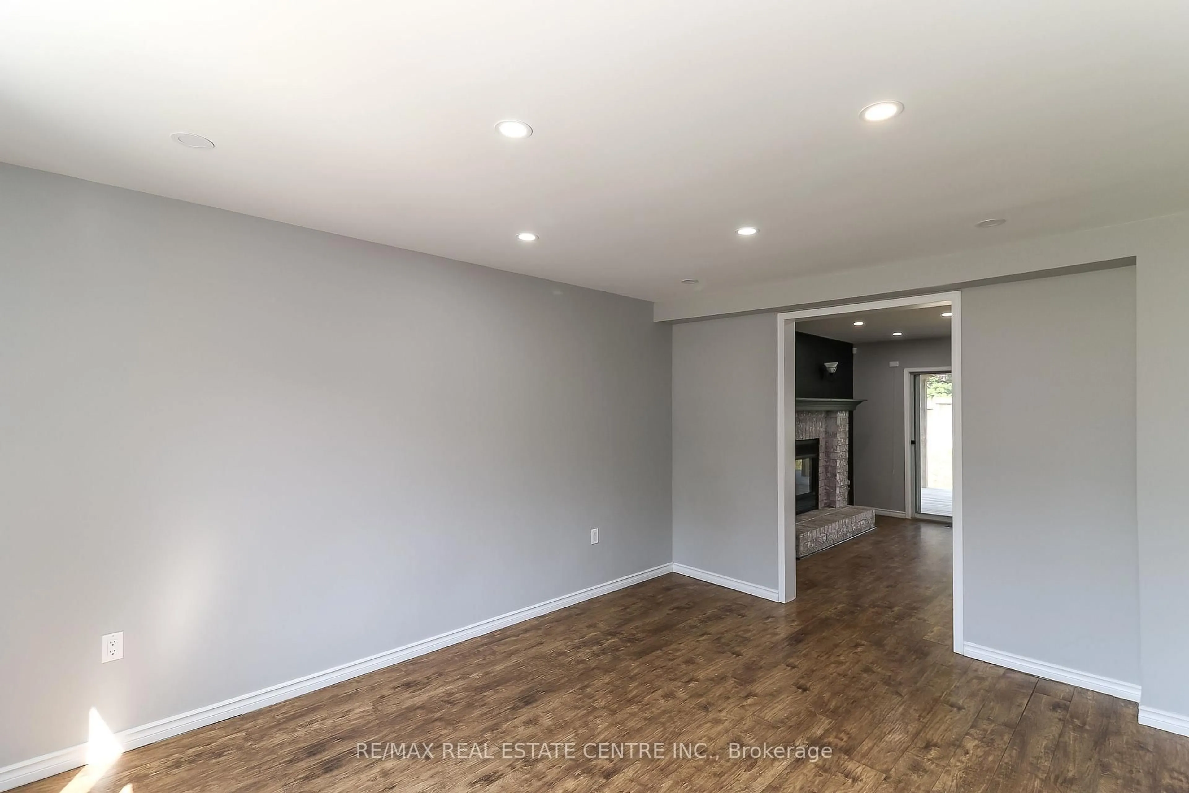 A pic of a room for 304 Cundles Rd, Barrie Ontario L4N 7C9