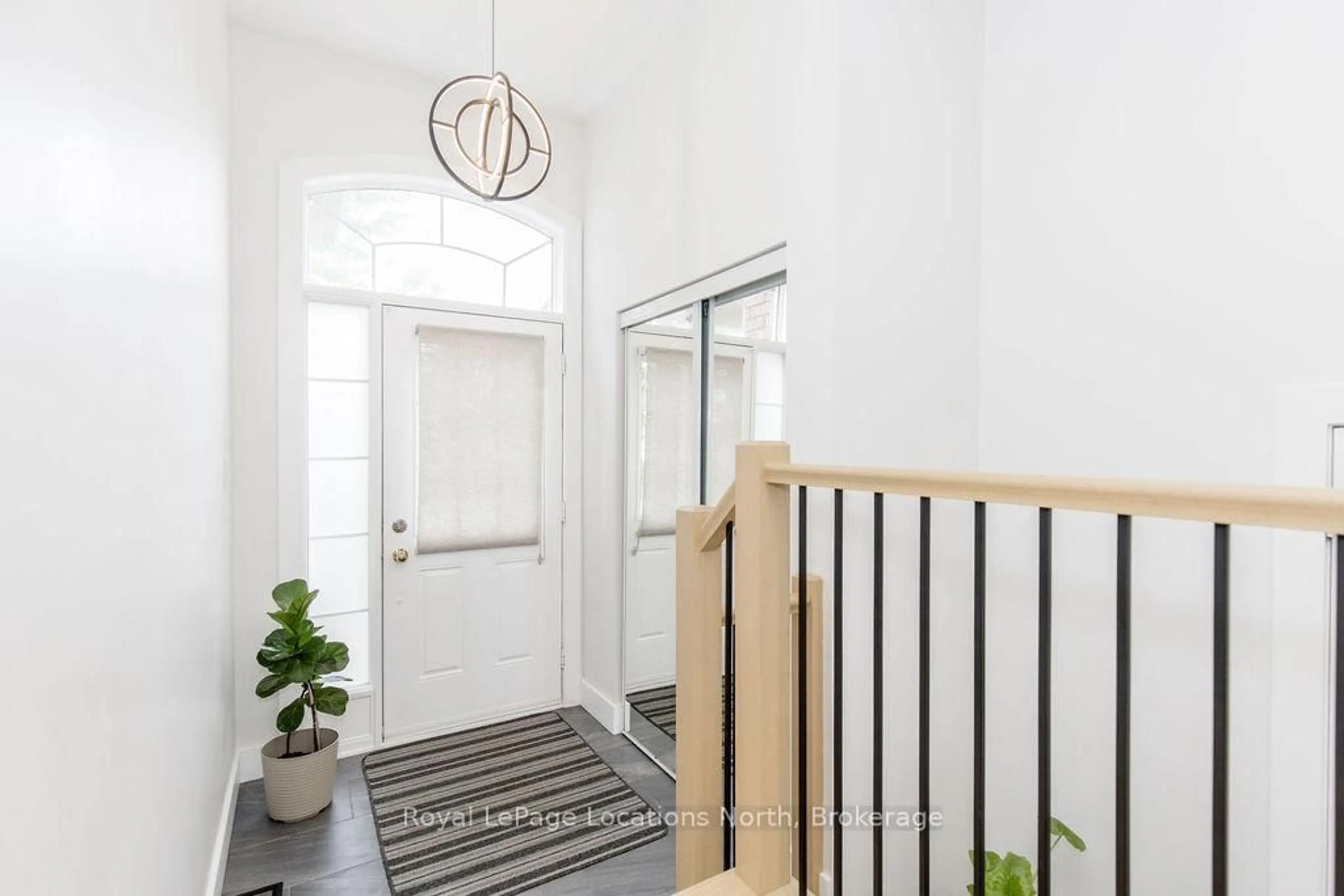 Indoor entryway for 48 MEADOWLARK Blvd, Wasaga Beach Ontario L9Z 3B2