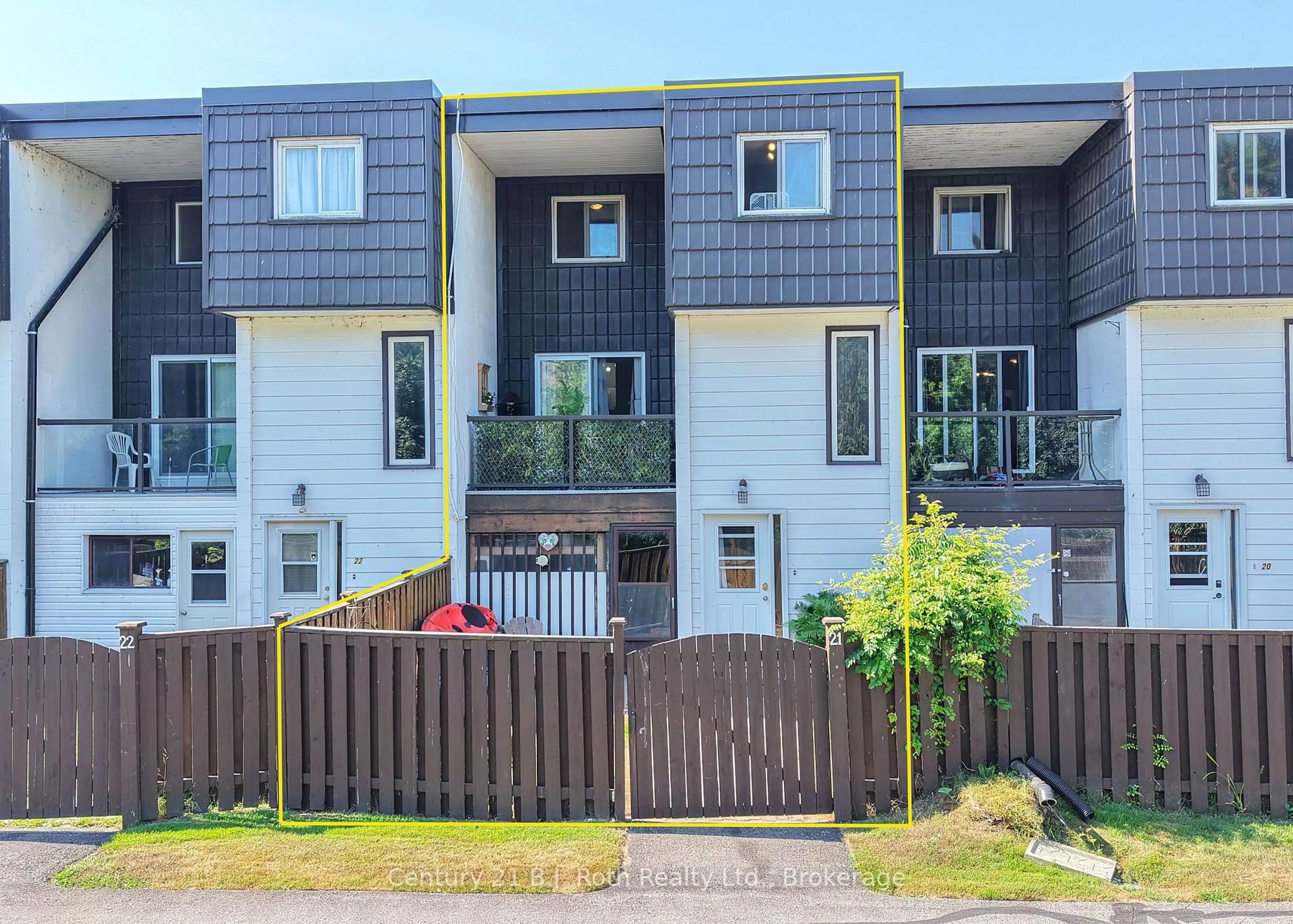 A pic from outside/outdoor area/front of a property/back of a property/a pic from drone, street for 40 Victoria Cres #21, Orillia Ontario L3V 6N6
