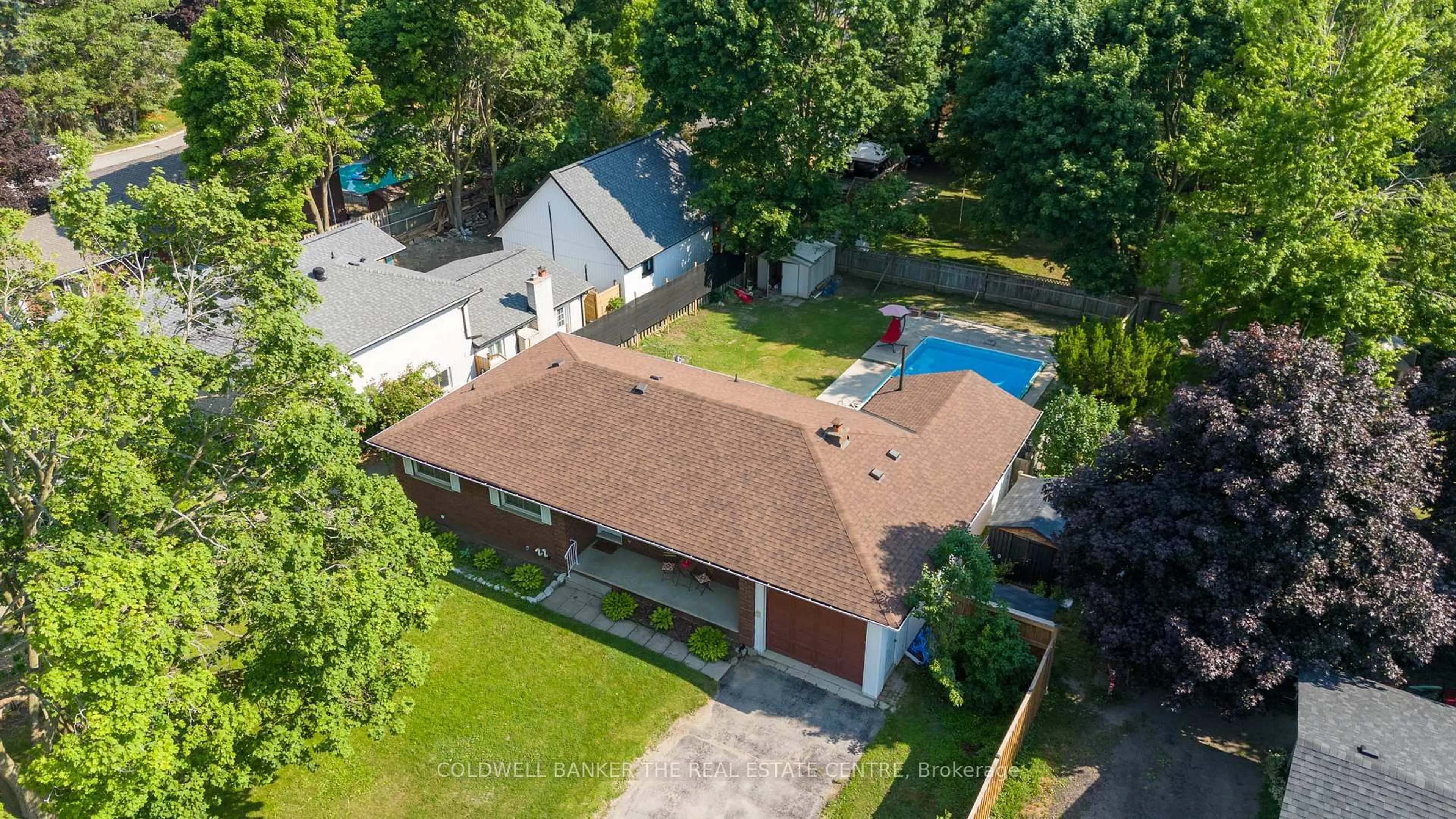 A pic from outside/outdoor area/front of a property/back of a property/a pic from drone, street for 40 Springhome Rd, Barrie Ontario L4N 2W8