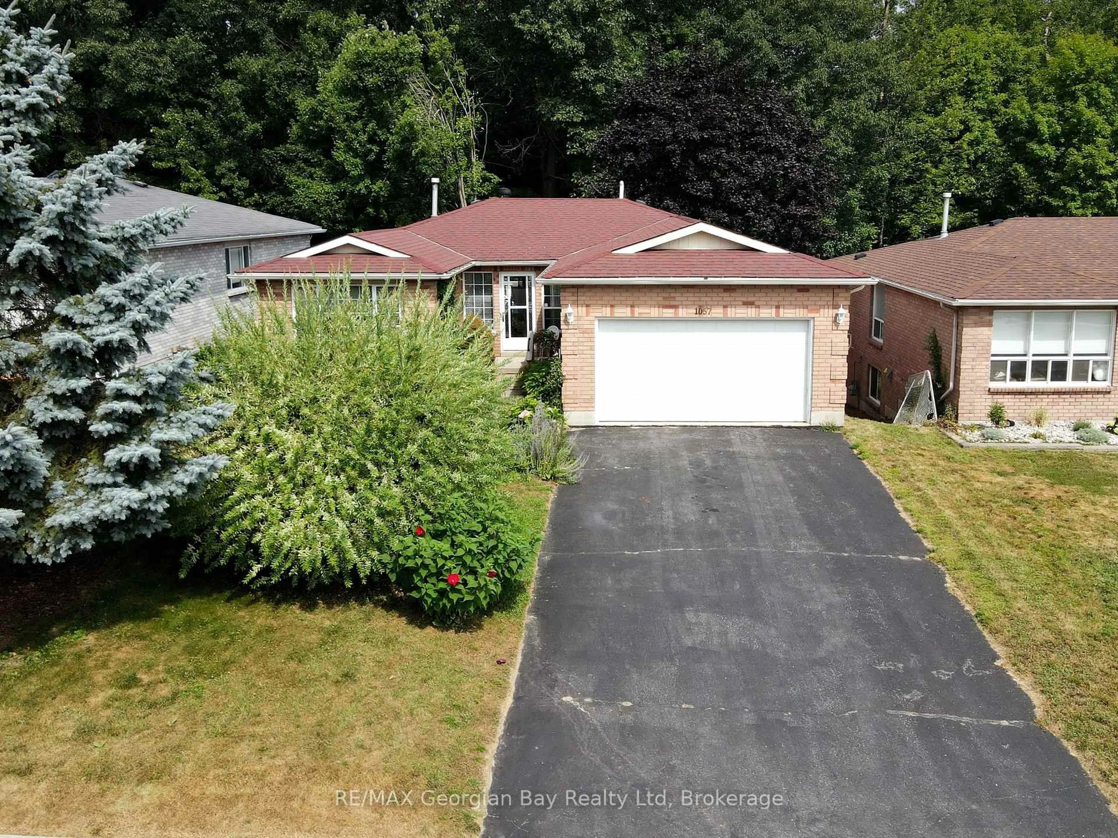 A pic from outside/outdoor area/front of a property/back of a property/a pic from drone, street for 1057 Dina Cres, Midland Ontario L4R 5C6