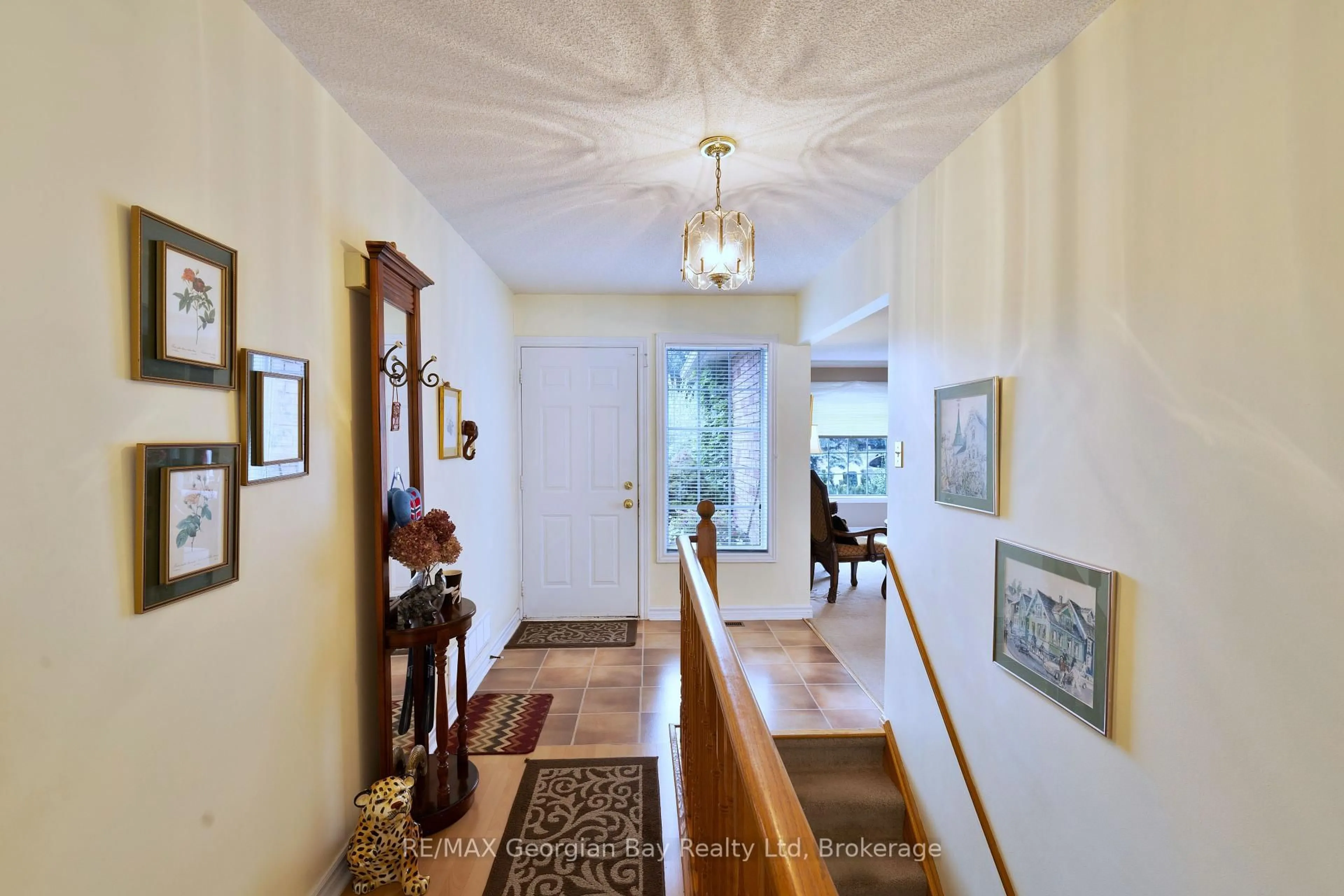 Indoor foyer for 1057 Dina Cres, Midland Ontario L4R 5C6