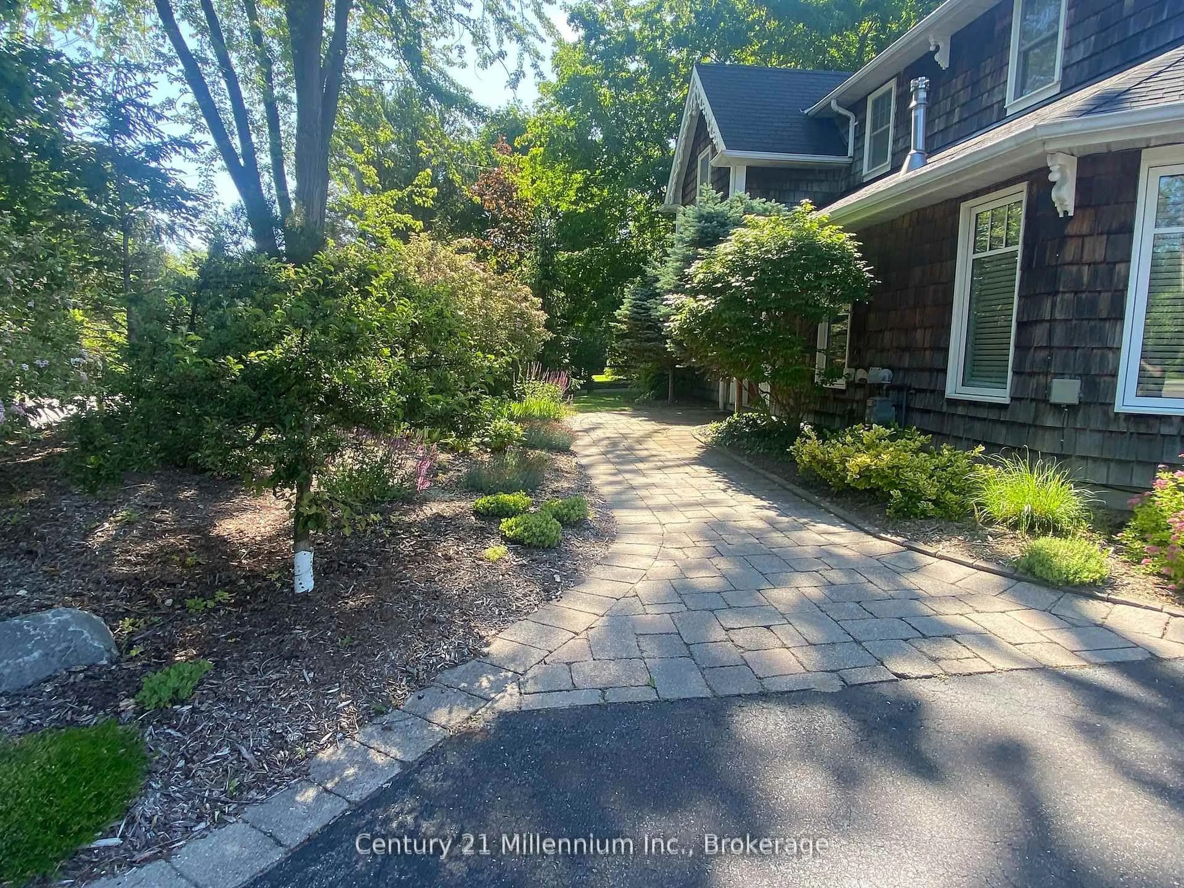 A pic from outside/outdoor area/front of a property/back of a property/a pic from drone, street for 680 Mountain Rd, Collingwood Ontario L9Y 5G3
