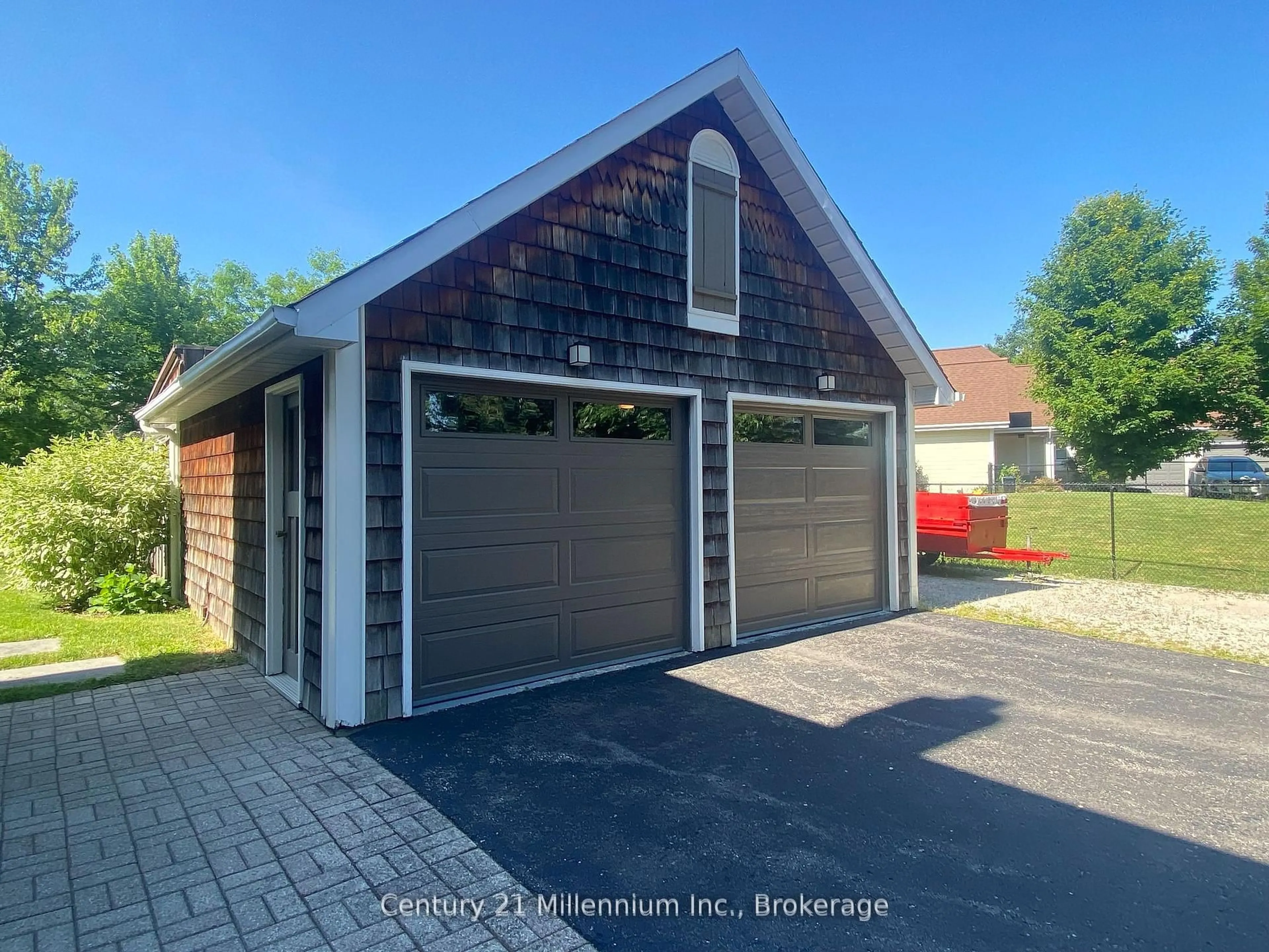Indoor garage for 680 Mountain Rd, Collingwood Ontario L9Y 5G3