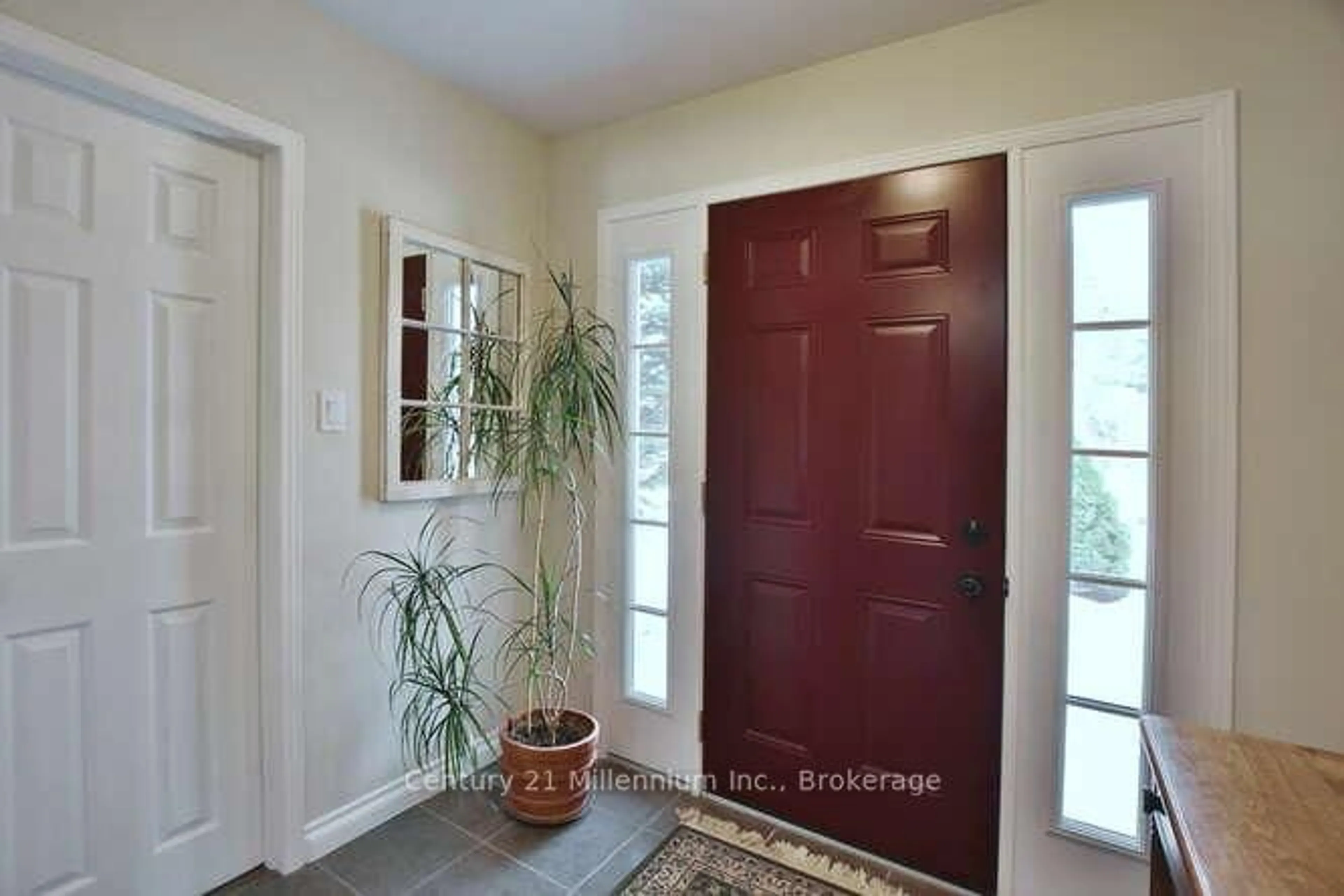Indoor entryway for 680 Mountain Rd, Collingwood Ontario L9Y 5G3