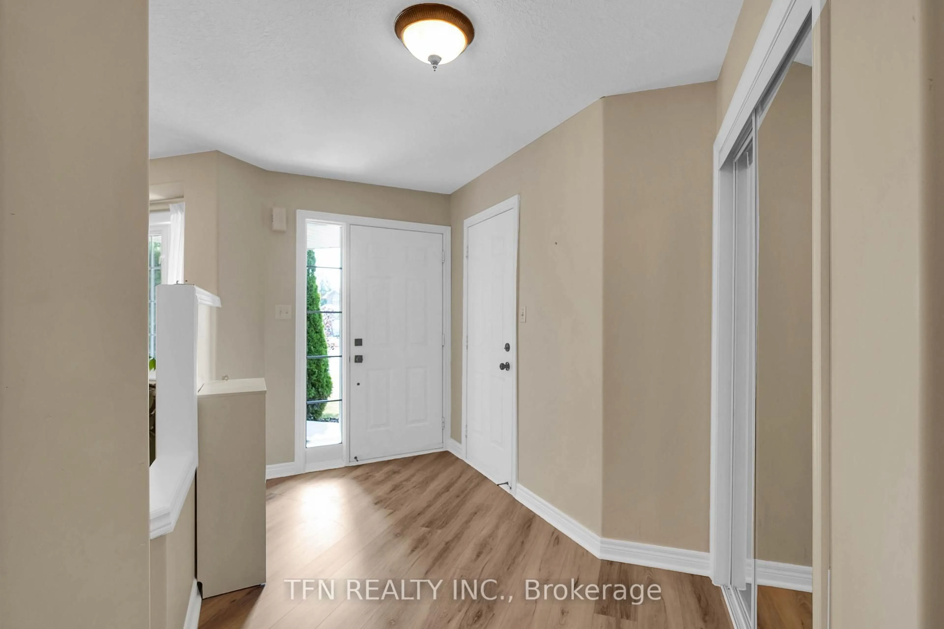 Indoor entryway for 34 Balmoral Pl, Barrie Ontario L4N 0Y9