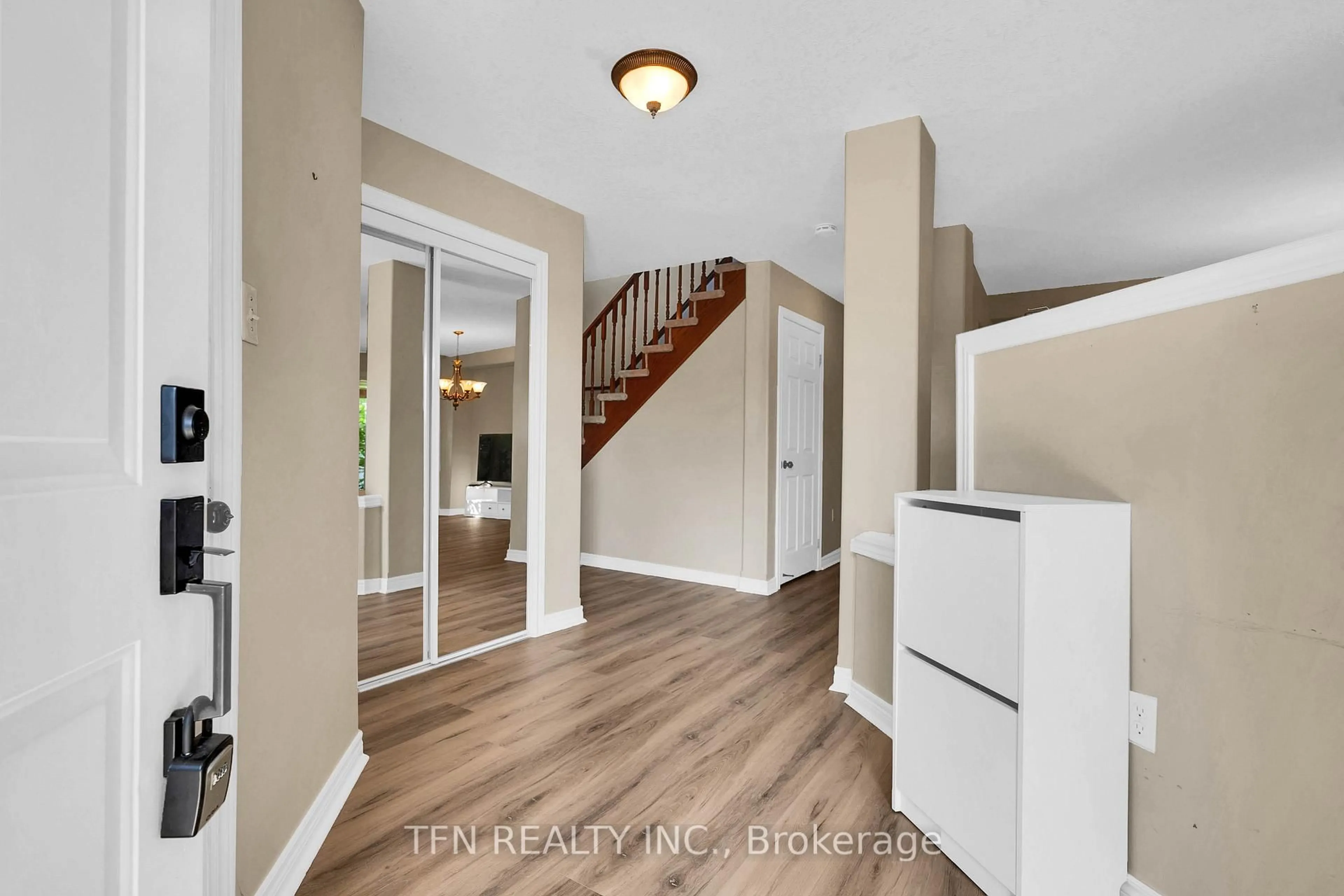Indoor entryway for 34 Balmoral Pl, Barrie Ontario L4N 0Y9