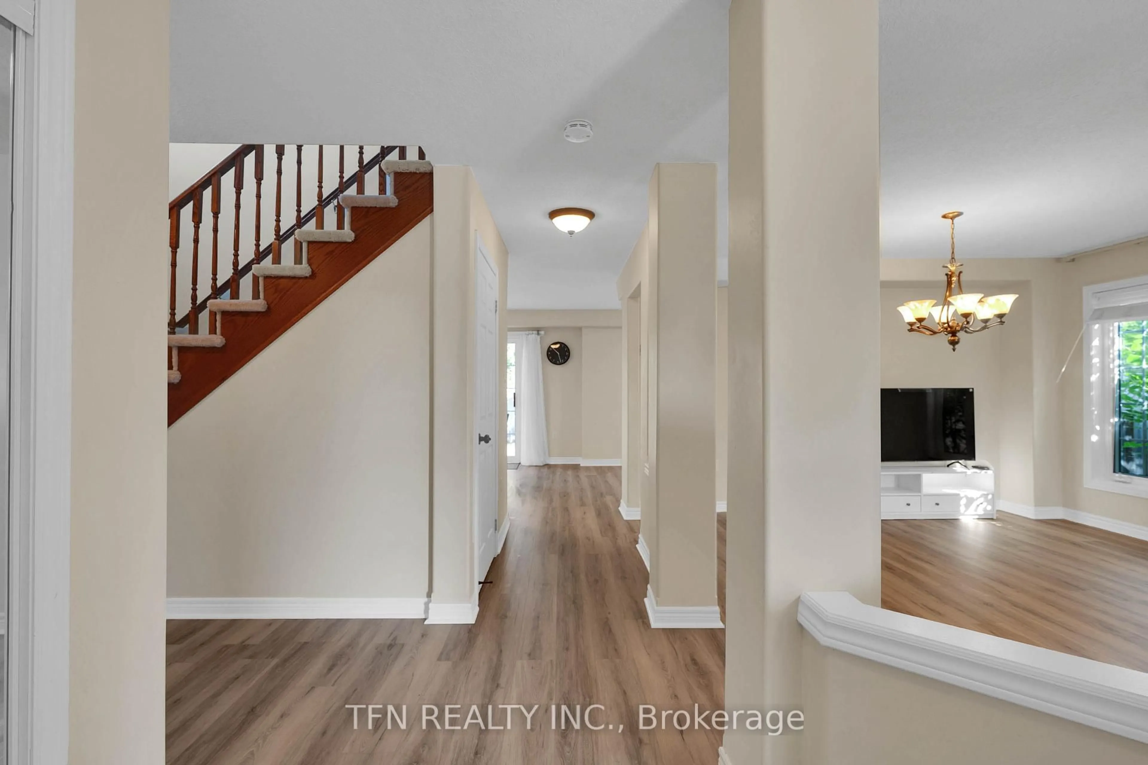 Indoor entryway for 34 Balmoral Pl, Barrie Ontario L4N 0Y9