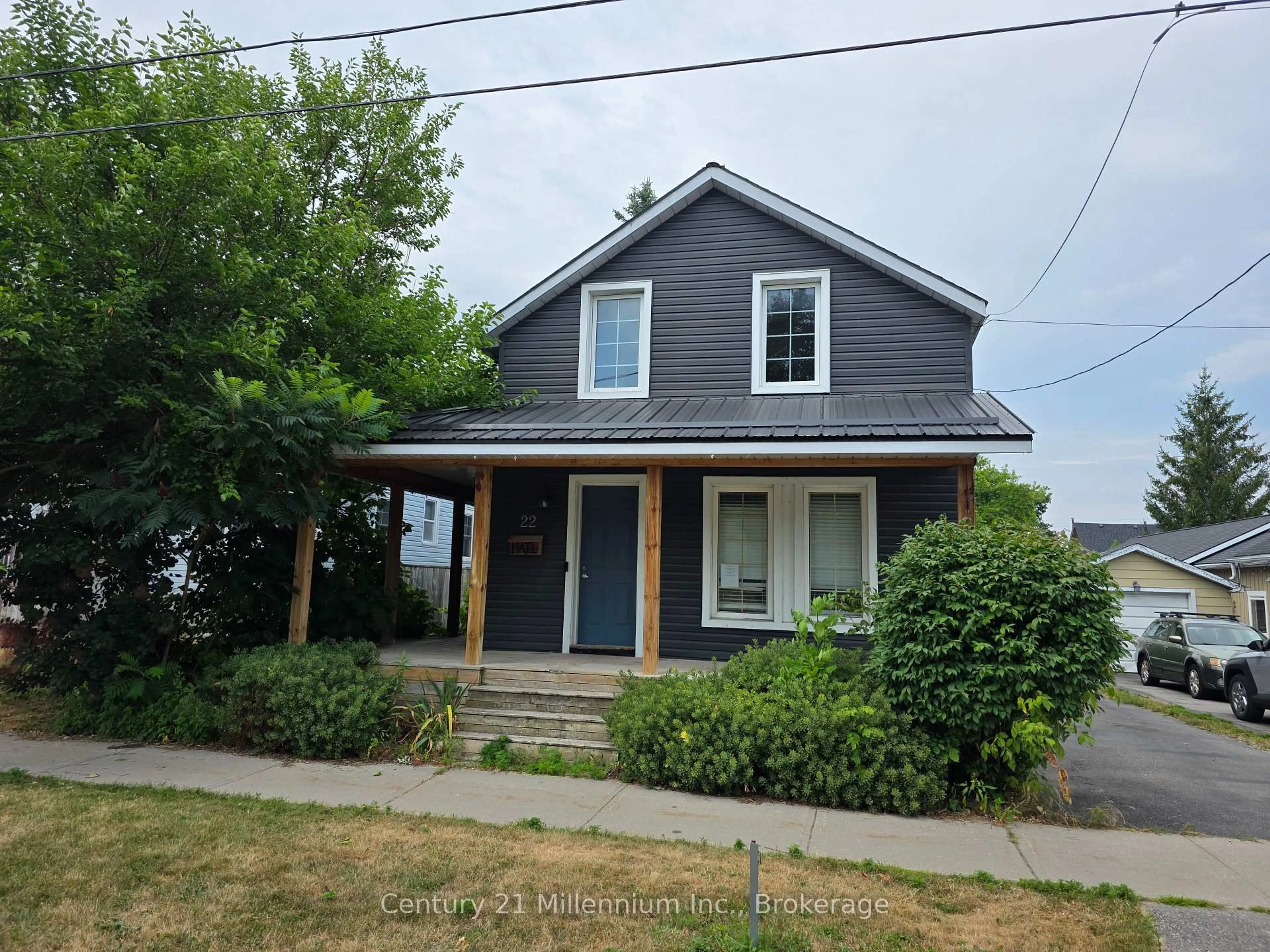 Home with vinyl exterior material, street for 22 Market St, Collingwood Ontario L9Y 3M6