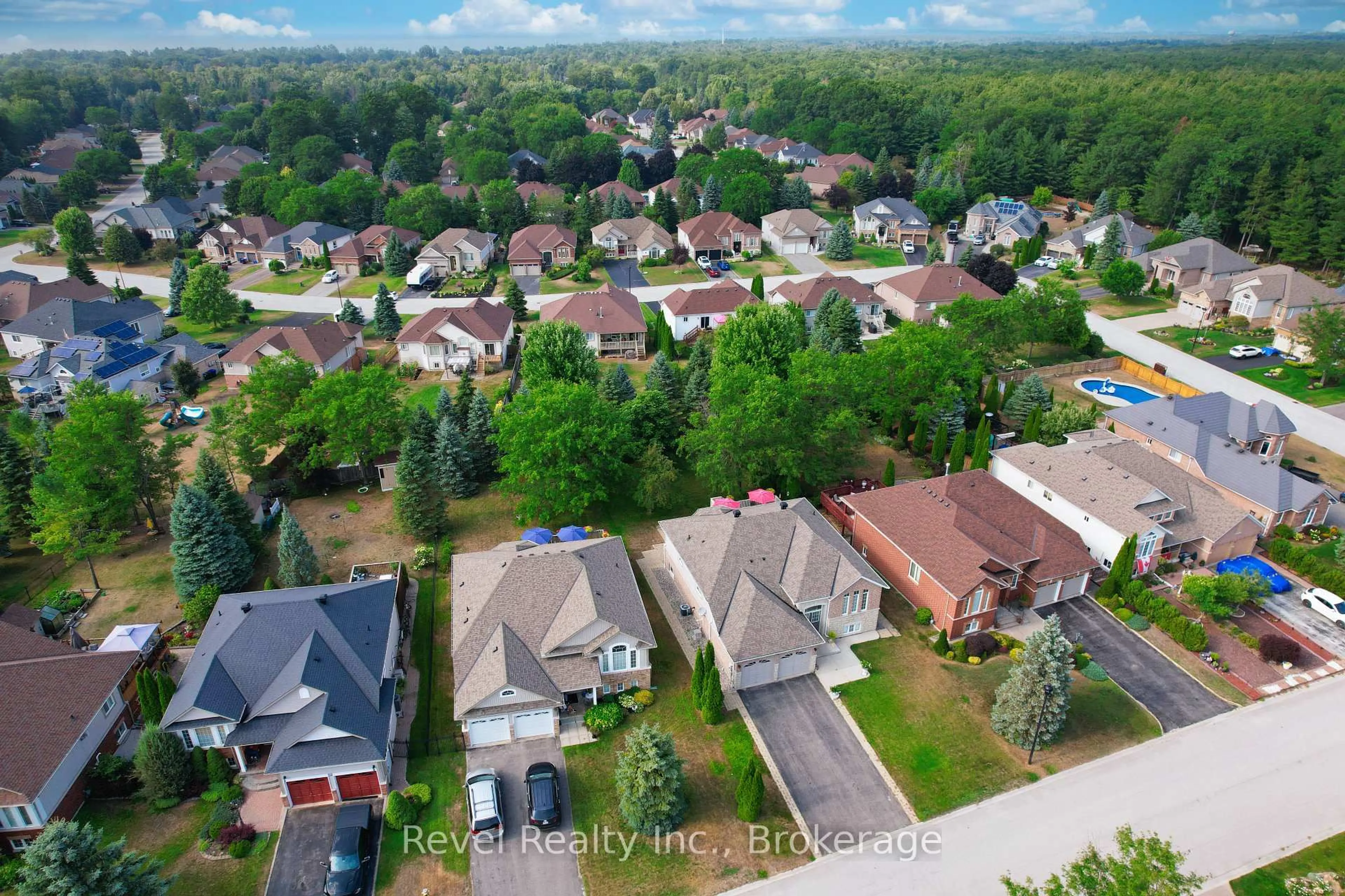 A pic from outside/outdoor area/front of a property/back of a property/a pic from drone, unknown for 30 Cranberry Hts, Wasaga Beach Ontario L9Z 1M9