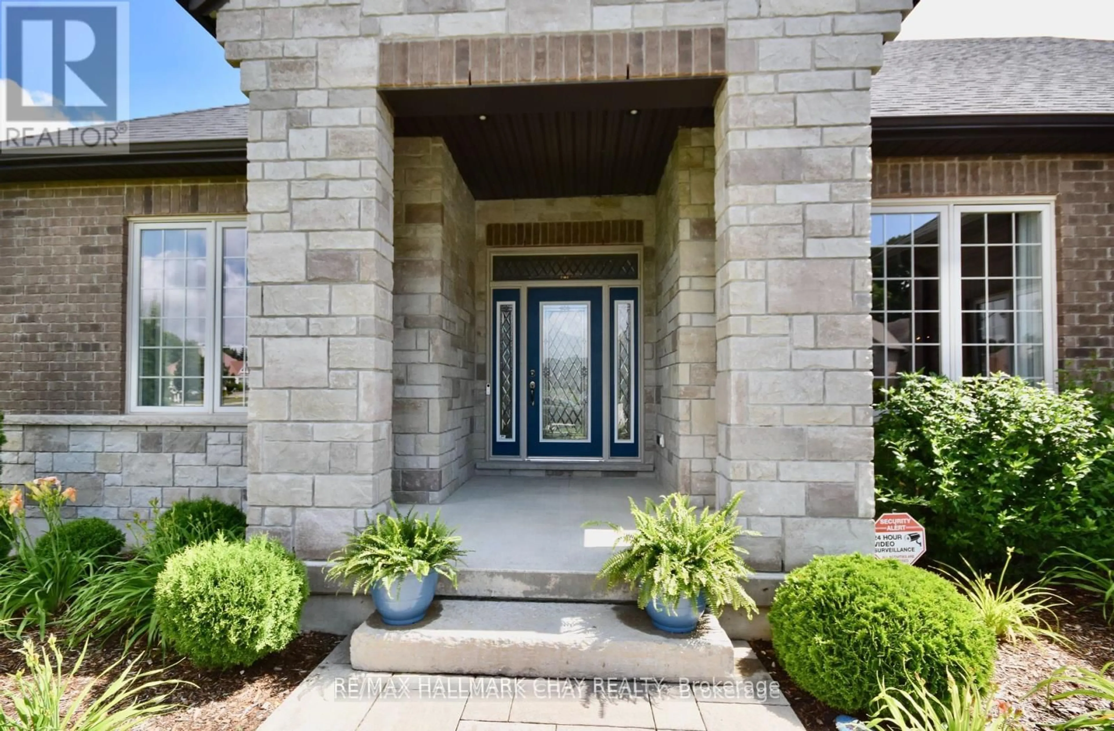 Indoor entryway for 5 Kanata Crt, Springwater Ontario L9X 0V4