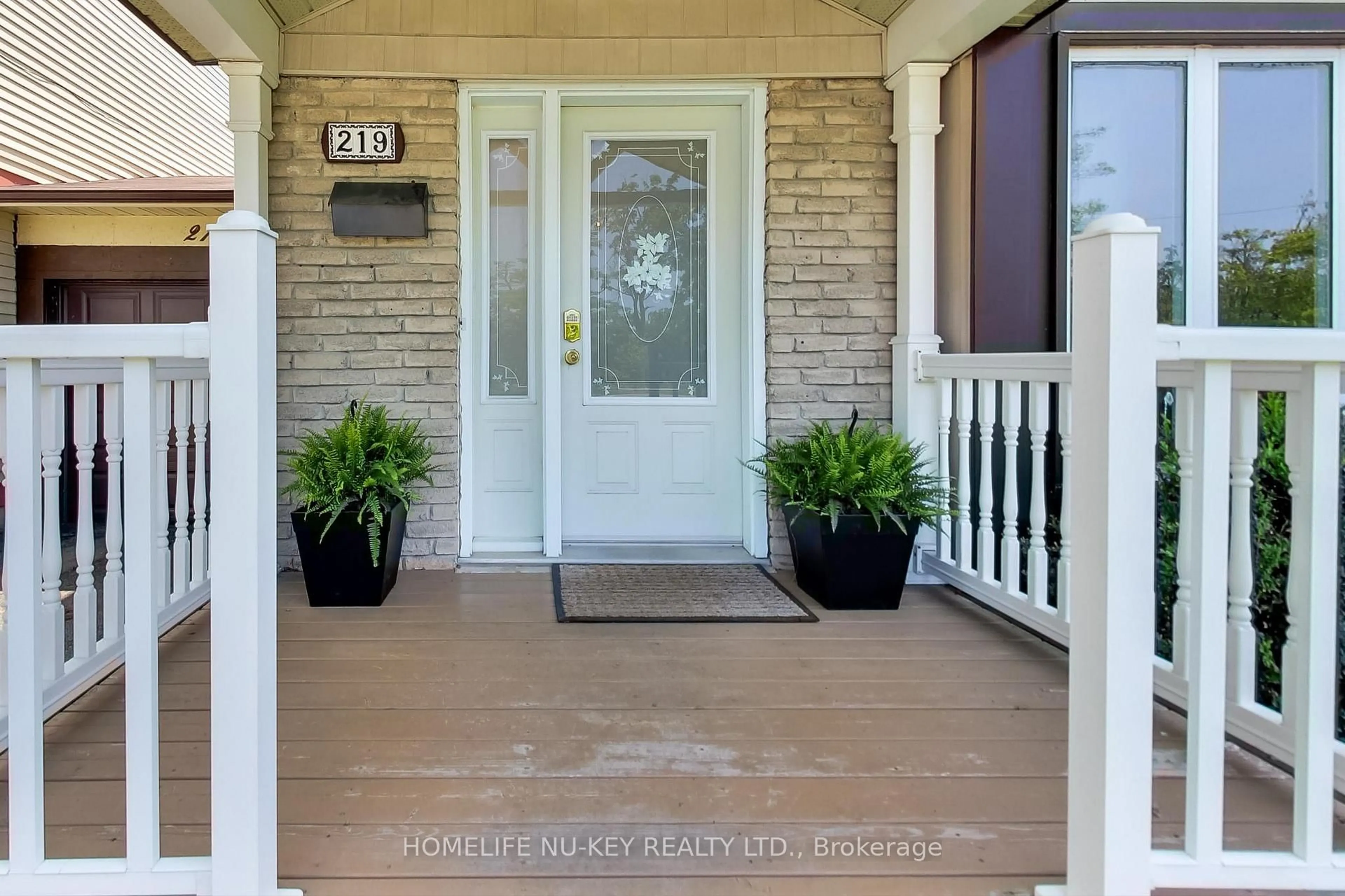 Indoor entryway for 219 Cundles Rd, Barrie Ontario L4N 4V2