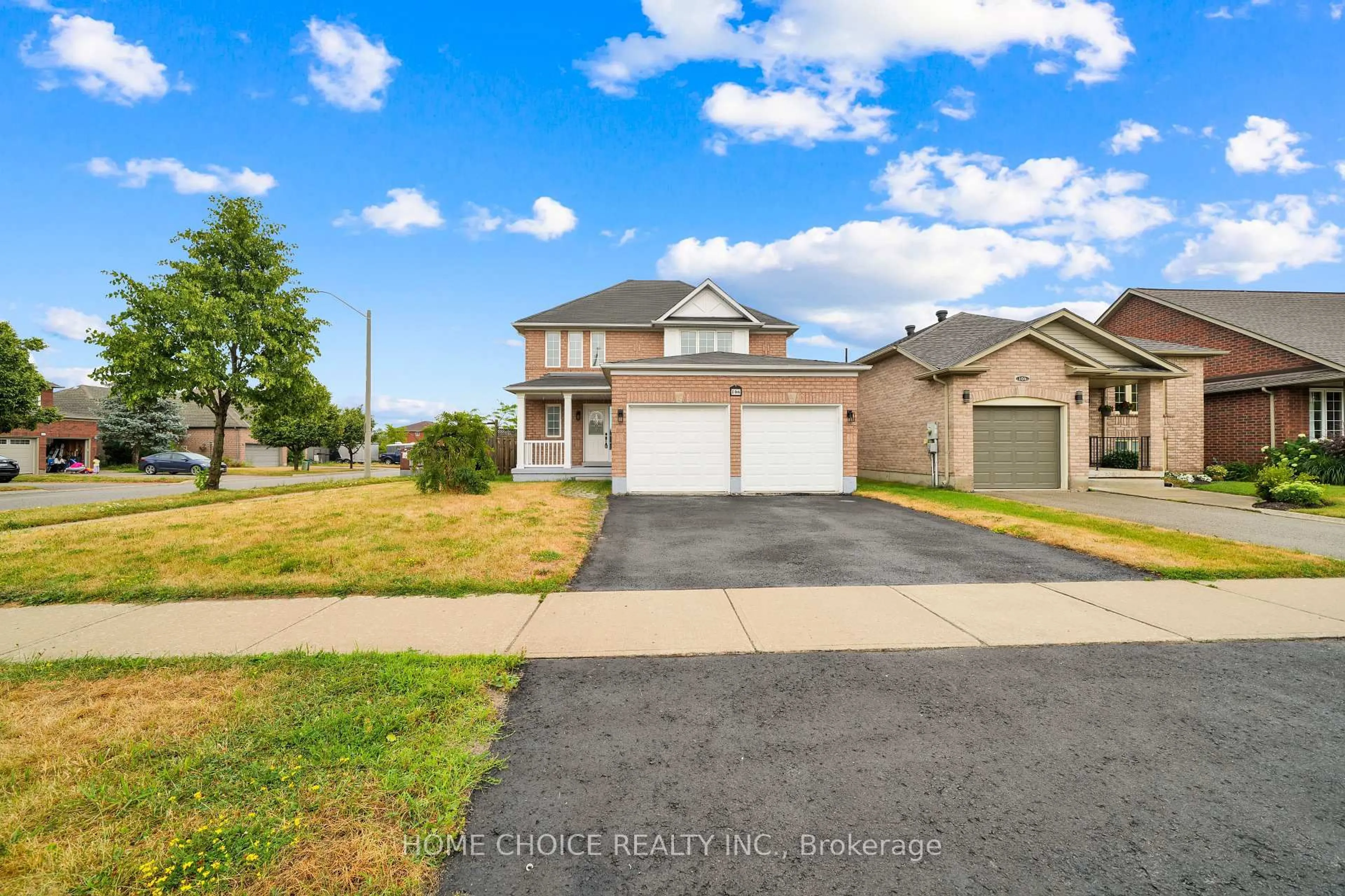 A pic from outside/outdoor area/front of a property/back of a property/a pic from drone, street for 106 Brighton Rd, Barrie Ontario L4M 6S2