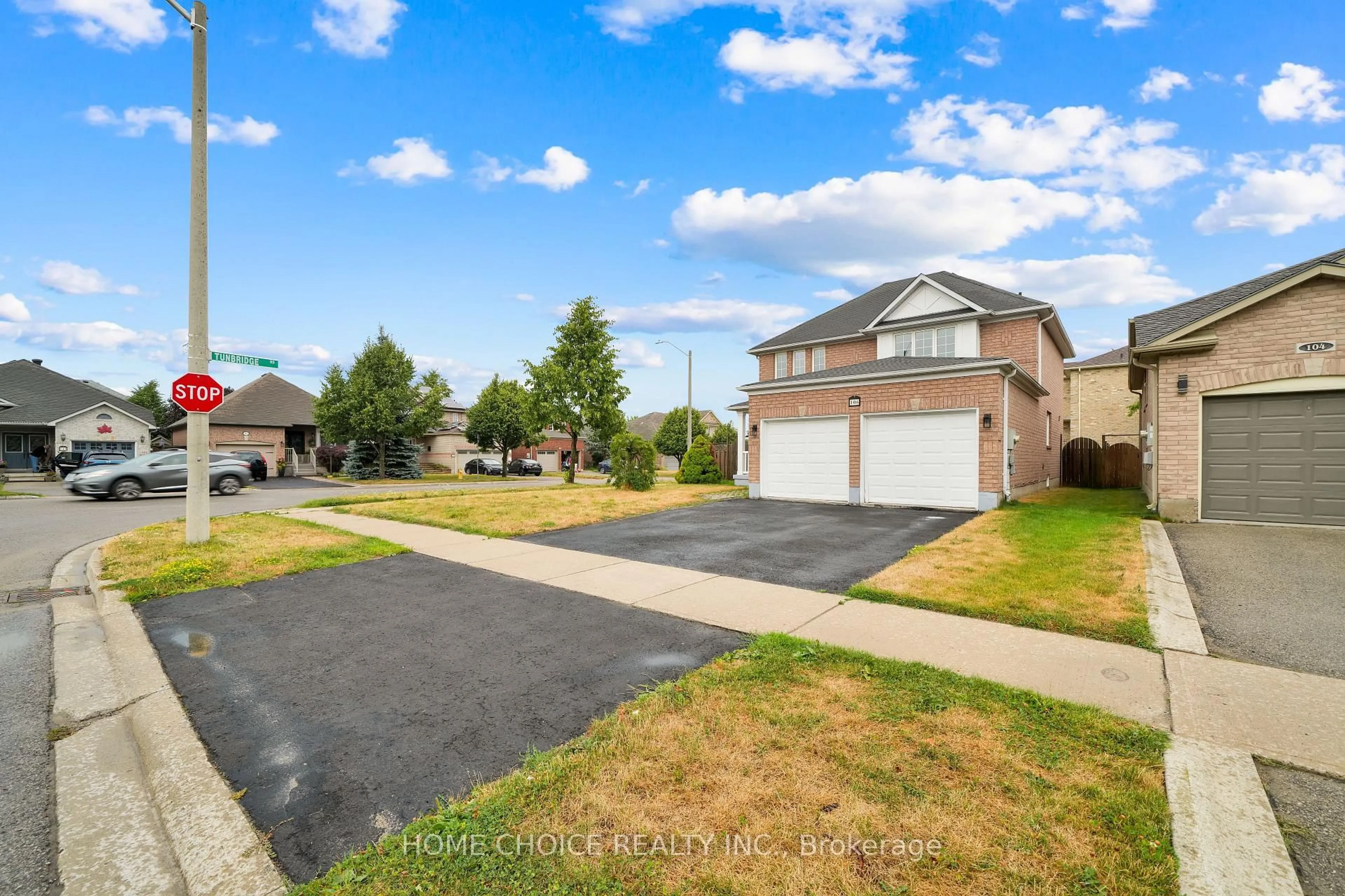 A pic from outside/outdoor area/front of a property/back of a property/a pic from drone, street for 106 Brighton Rd, Barrie Ontario L4M 6S2