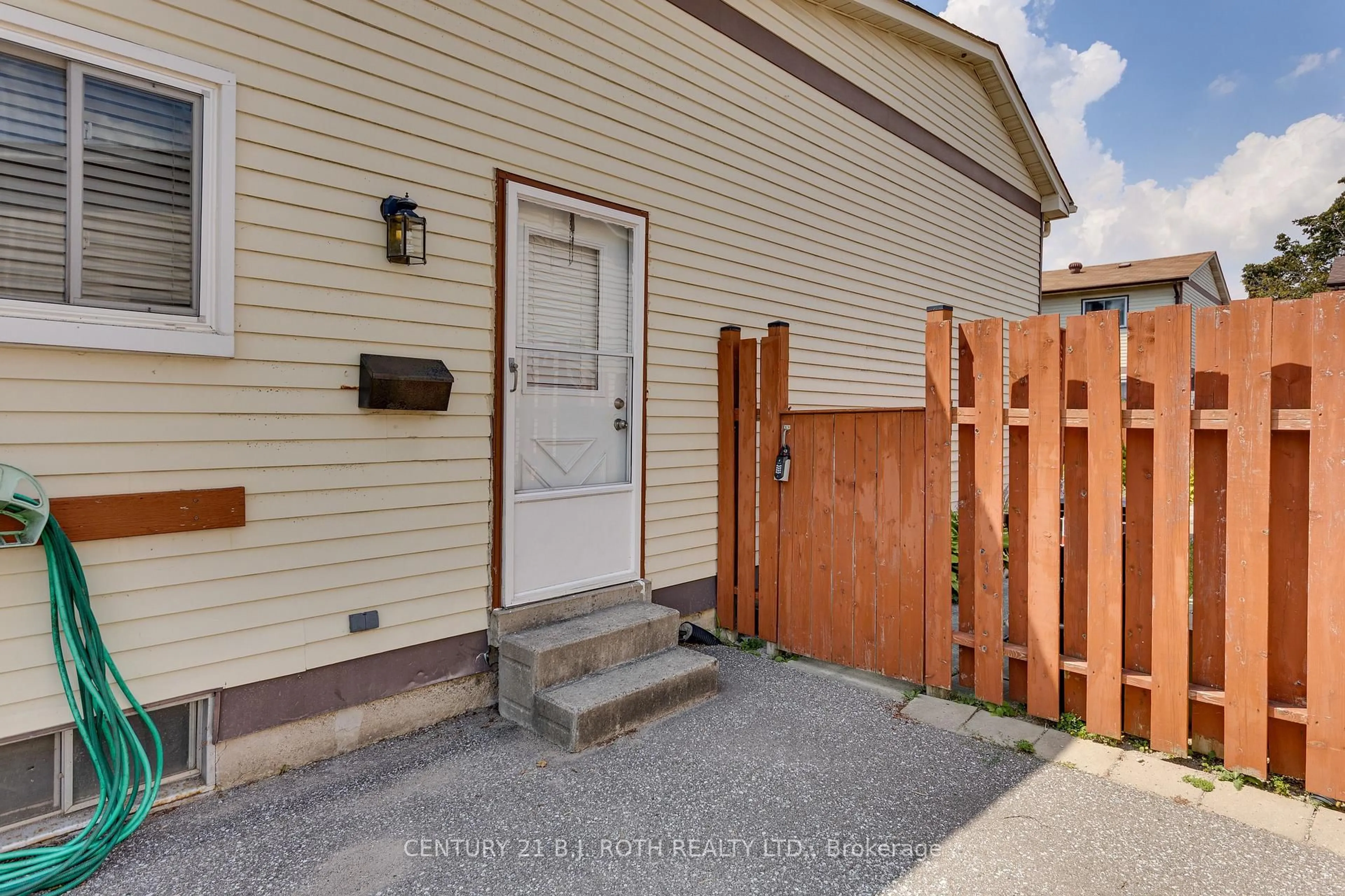 Indoor entryway for 55a Chaucer Cres, Barrie Ontario L4N 4T8
