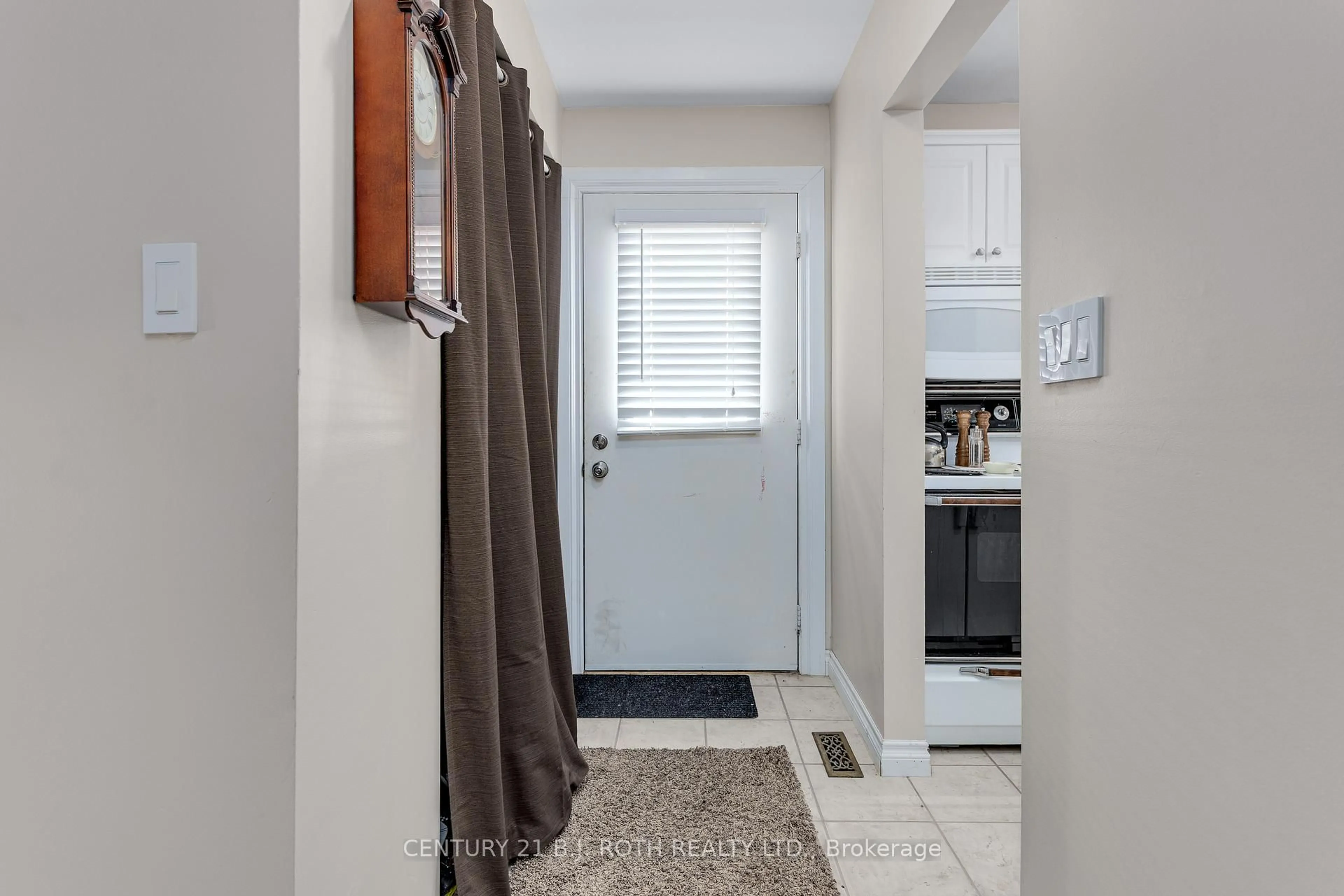 Indoor entryway for 55a Chaucer Cres, Barrie Ontario L4N 4T8
