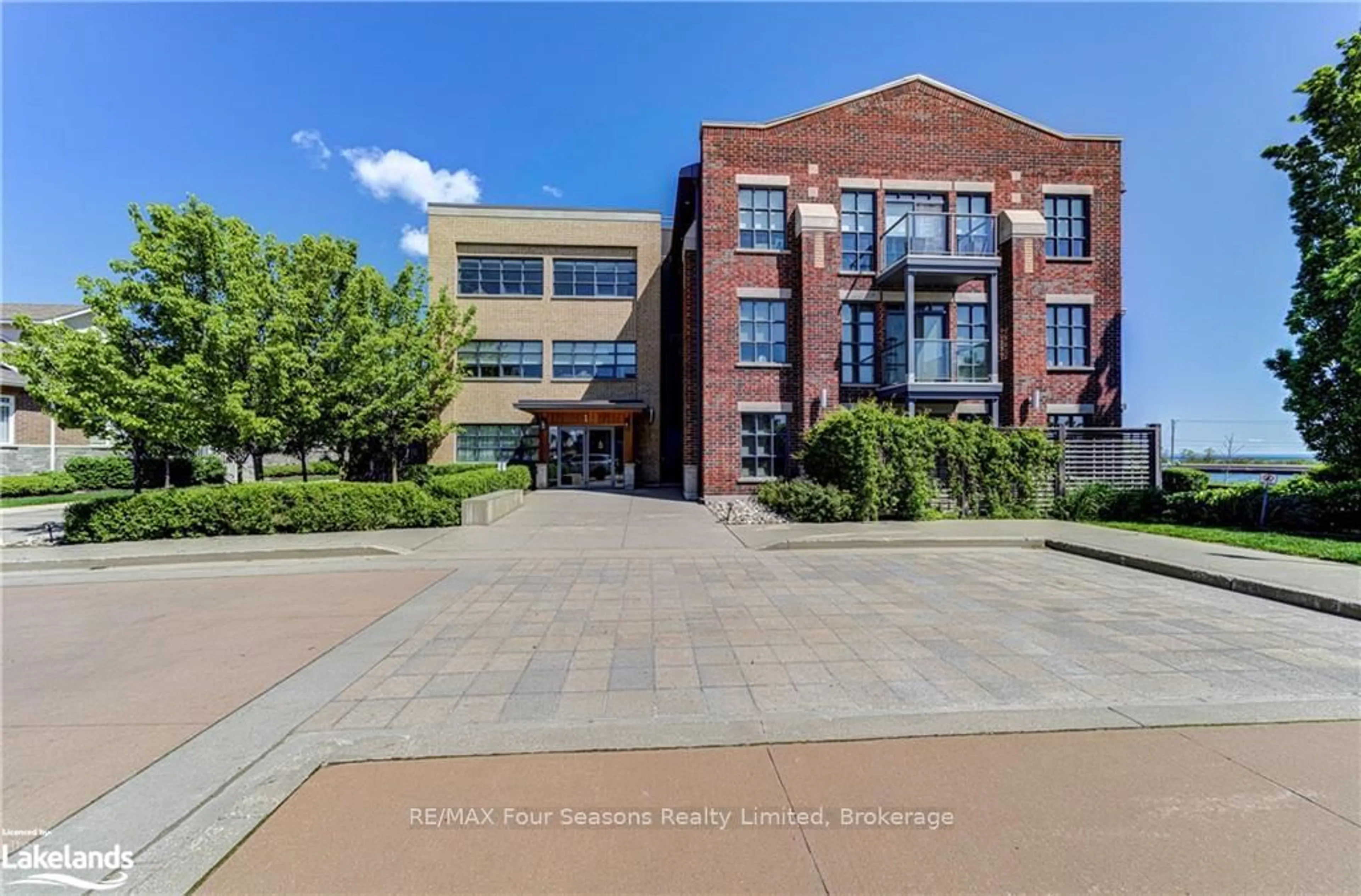 A pic from outside/outdoor area/front of a property/back of a property/a pic from drone, building for 1 Shipyard Lane #309, Collingwood Ontario L9Y 0W2