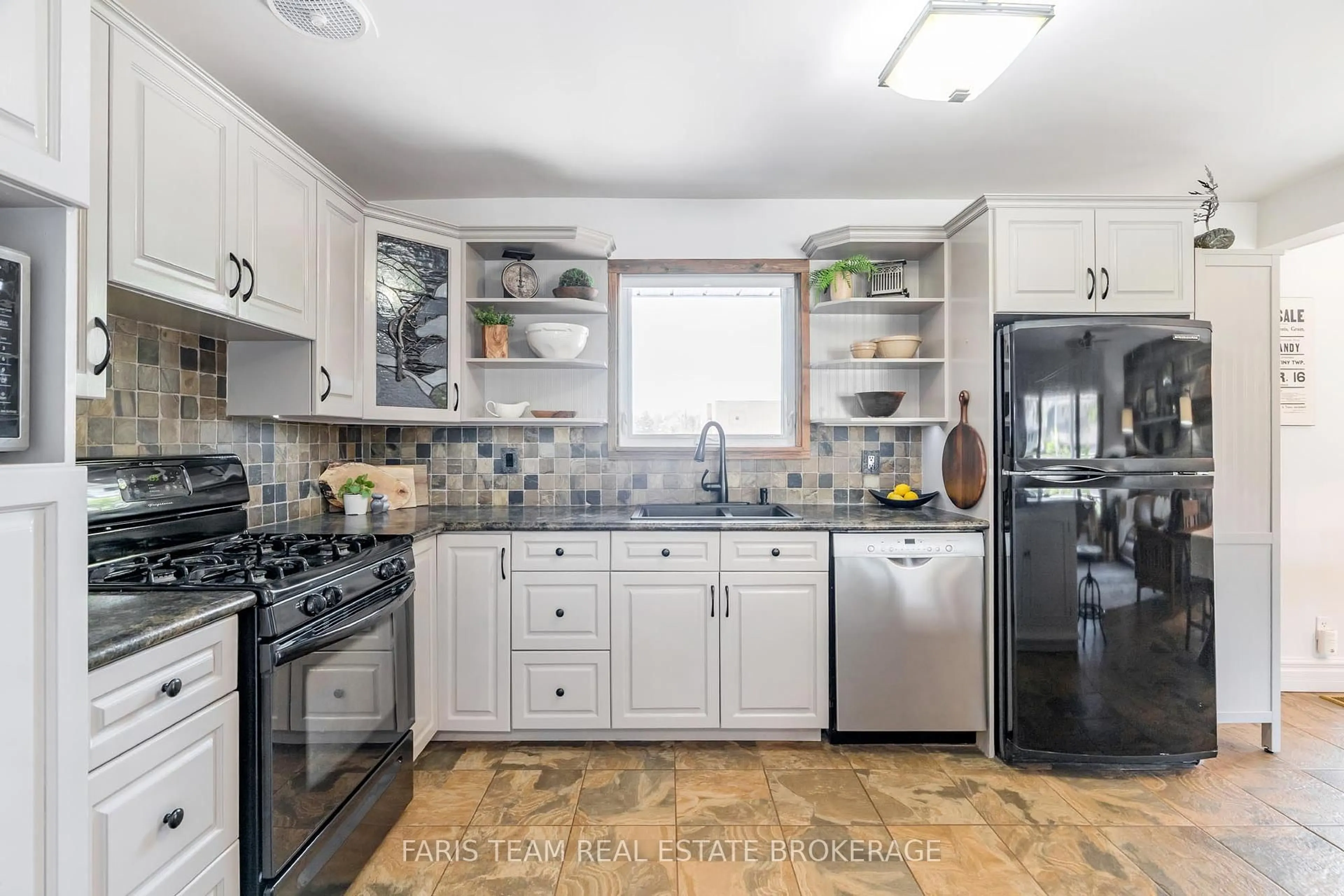 Open concept kitchen, ceramic/tile floor for 550 Manly St, Midland Ontario L4R 3G3