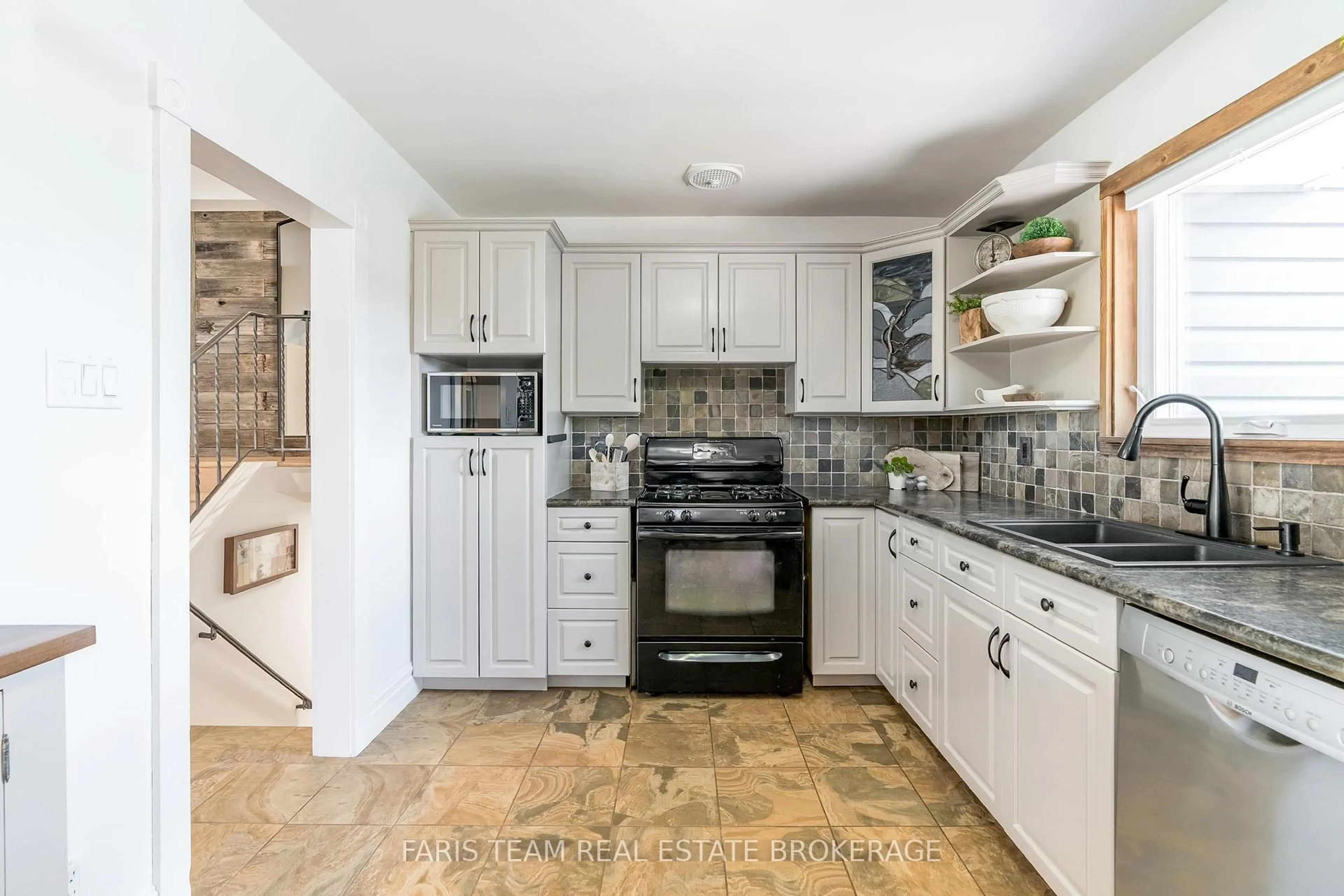 Open concept kitchen, ceramic/tile floor for 550 Manly St, Midland Ontario L4R 3G3