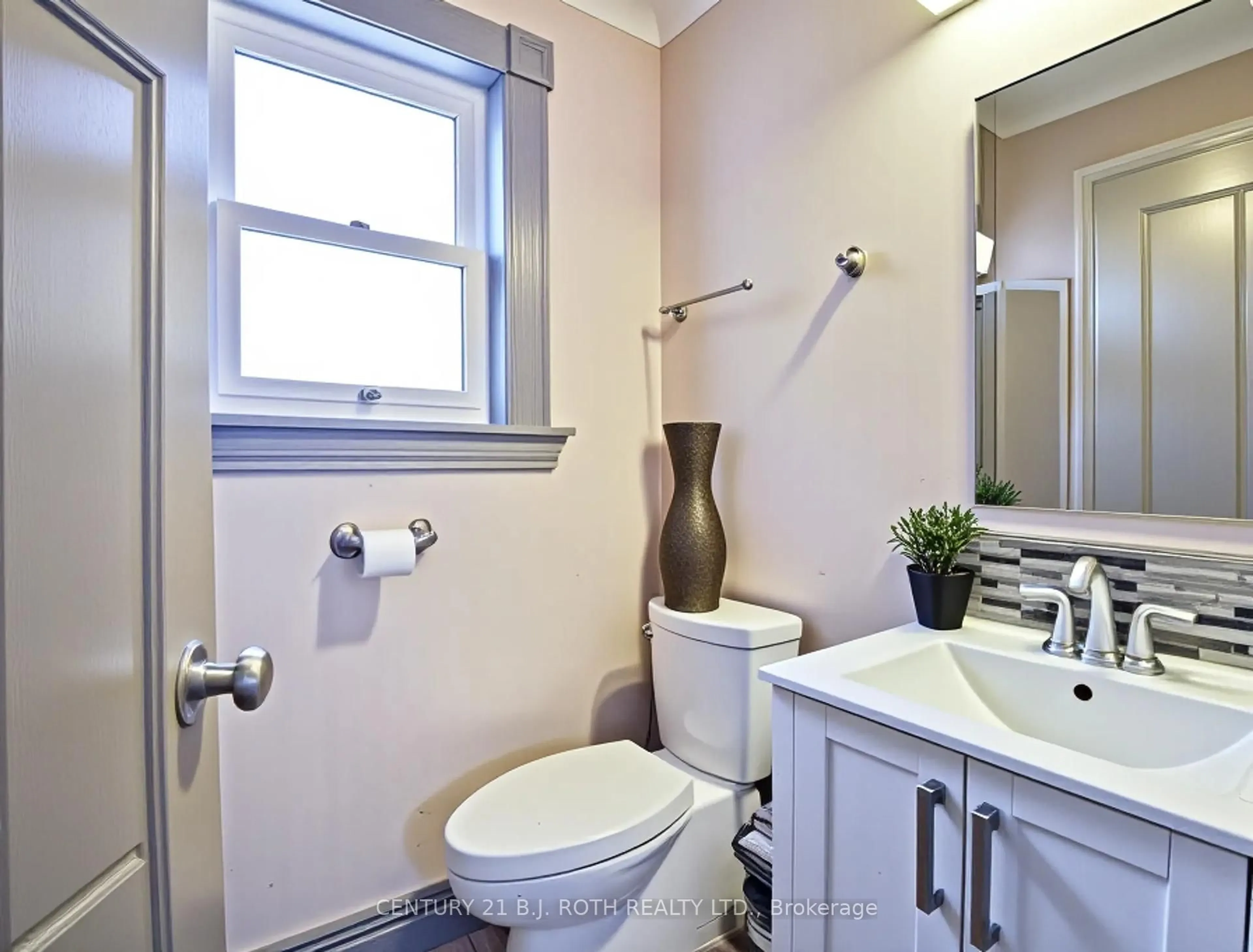 Standard bathroom, ceramic/tile floor for 89 Andrew St, Orillia Ontario L3V 5J3