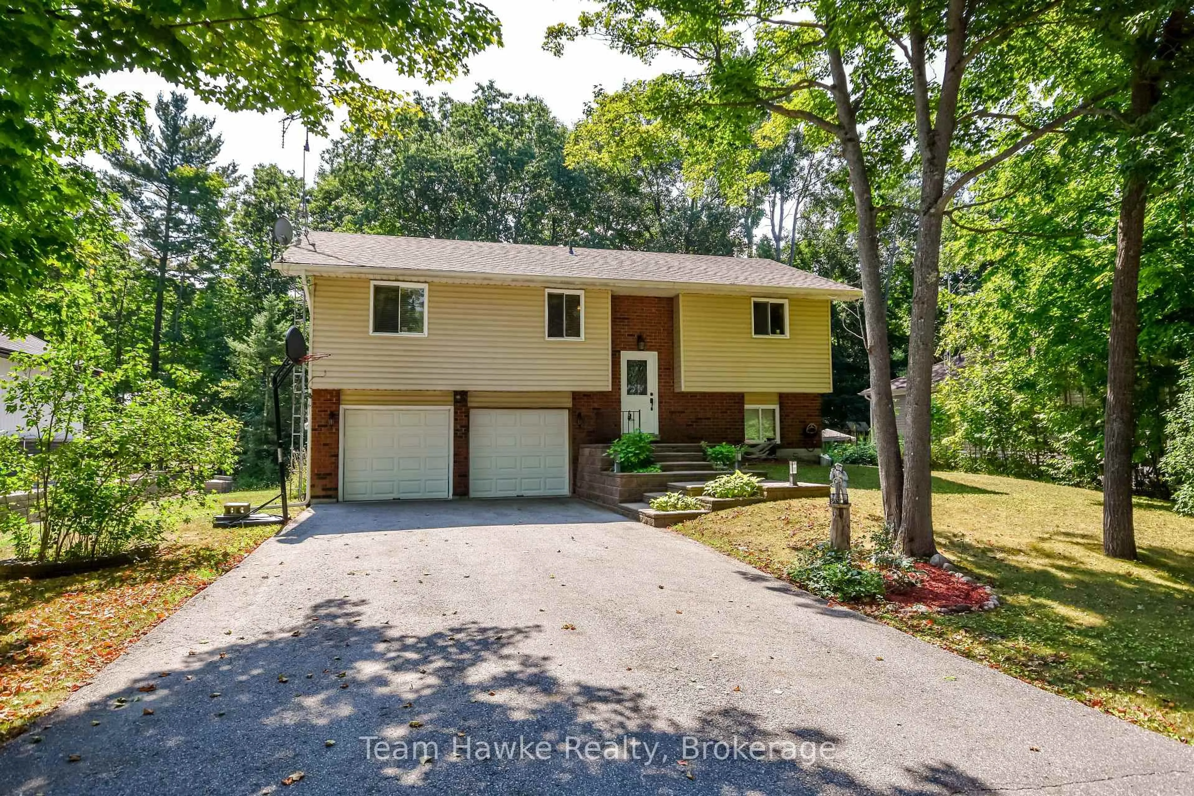 Home with vinyl exterior material, street for 40 St. Laurent Blvd, Tiny Ontario L9M 0J2