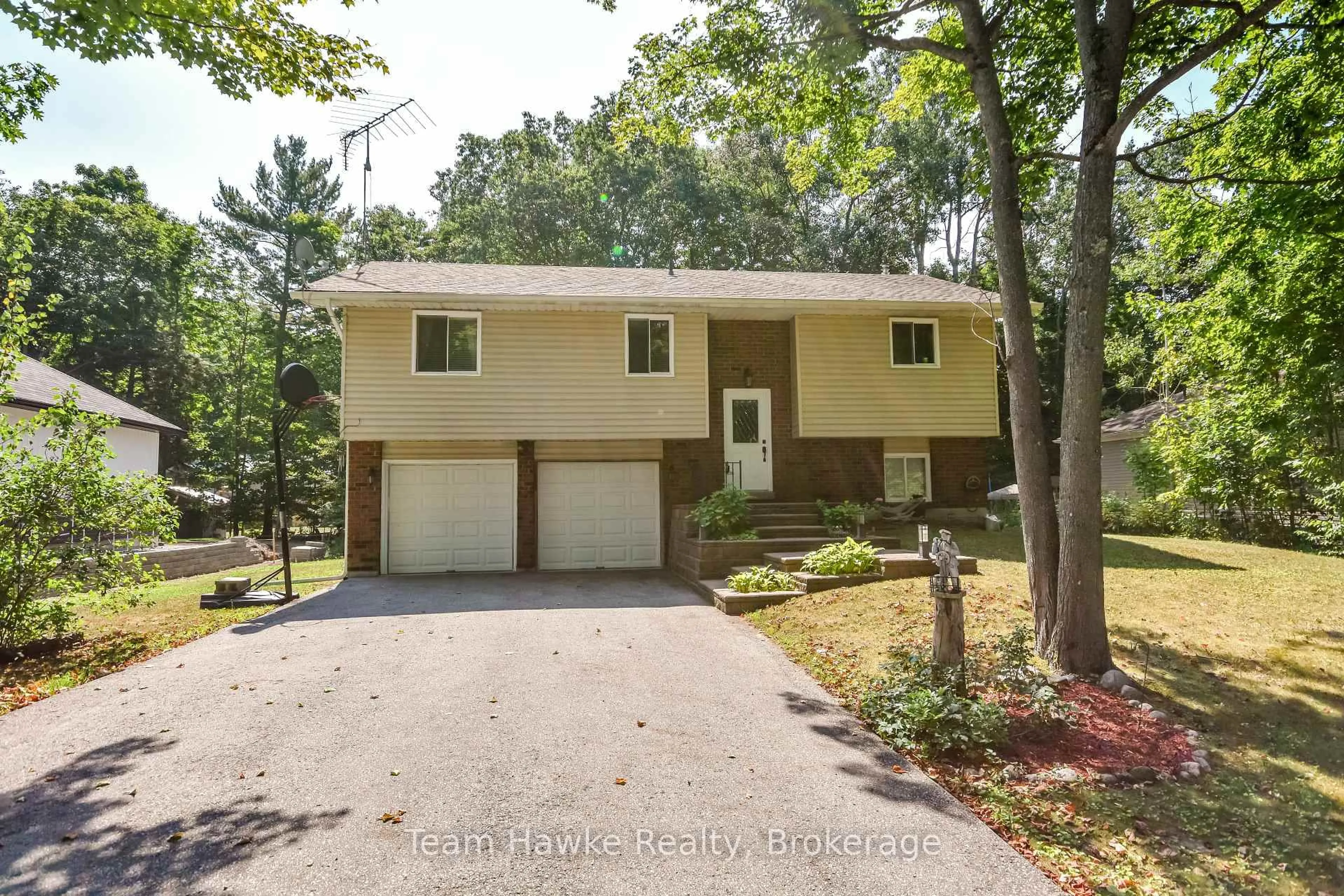 Home with vinyl exterior material, street for 40 St. Laurent Blvd, Tiny Ontario L9M 0J2