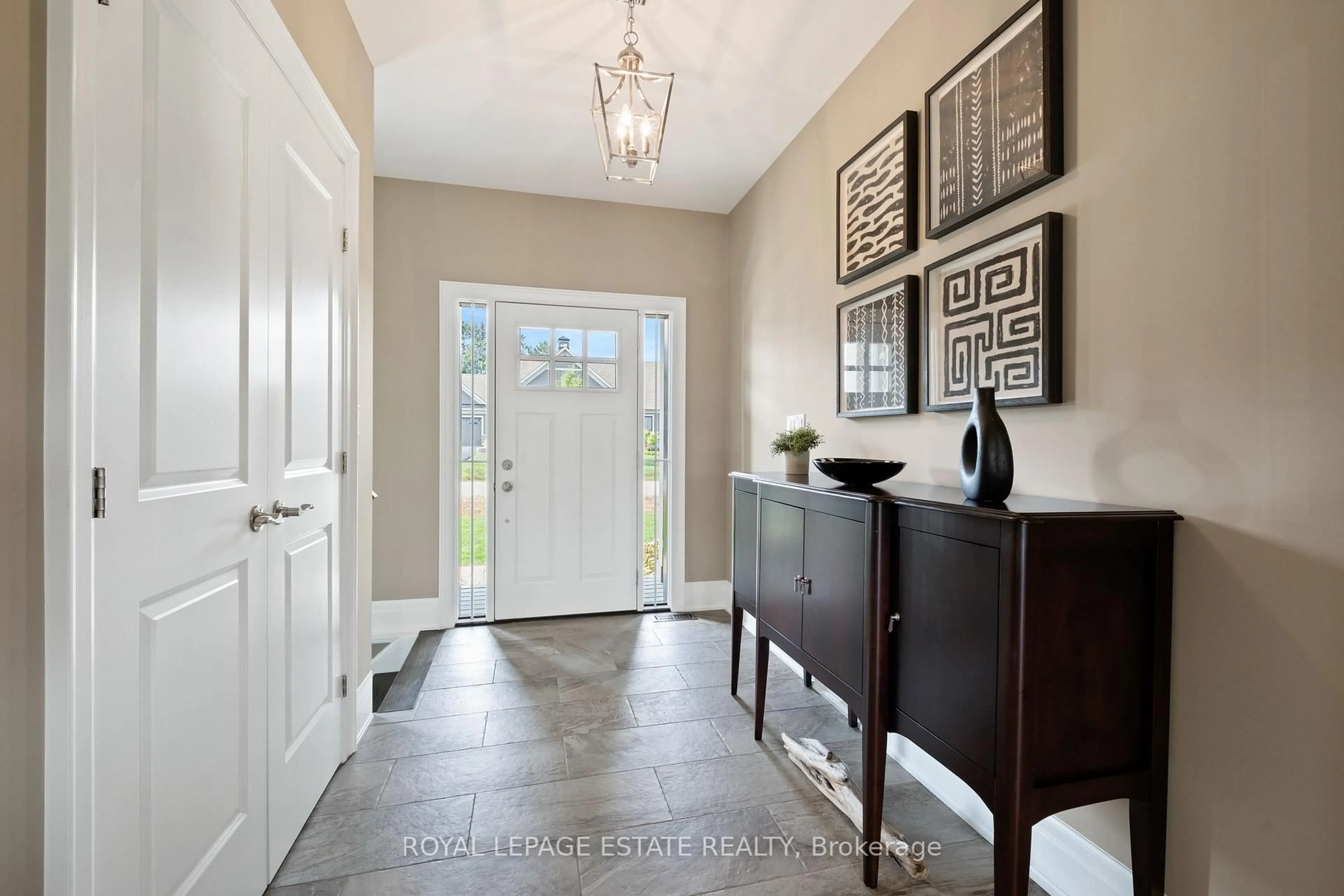 Indoor entryway for 3 Georgian Grande Dr, Oro-Medonte Ontario L0K 1E0