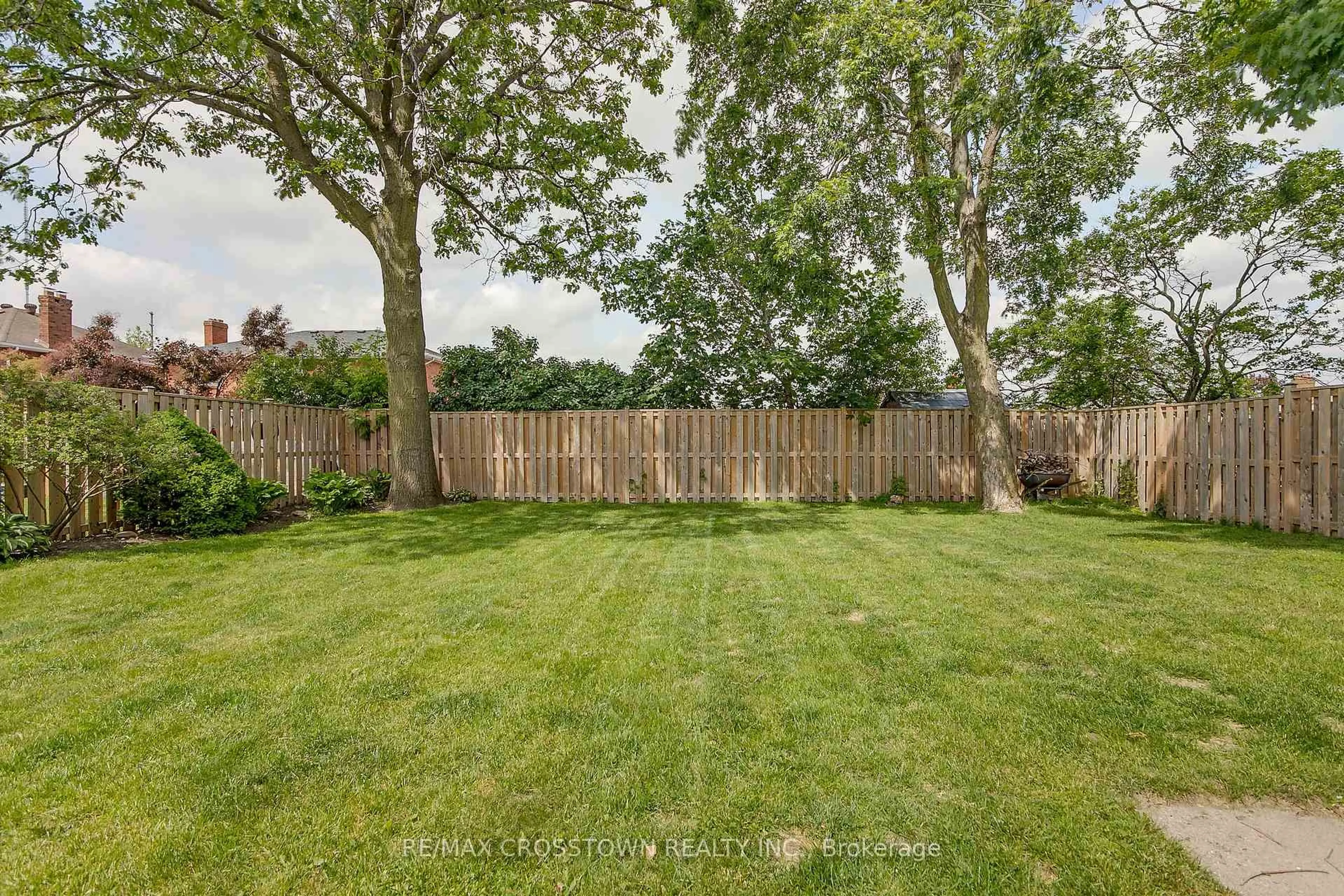 A pic from outside/outdoor area/front of a property/back of a property/a pic from drone, forest/trees view for 122 Marshall St, Barrie Ontario L4N 4L5