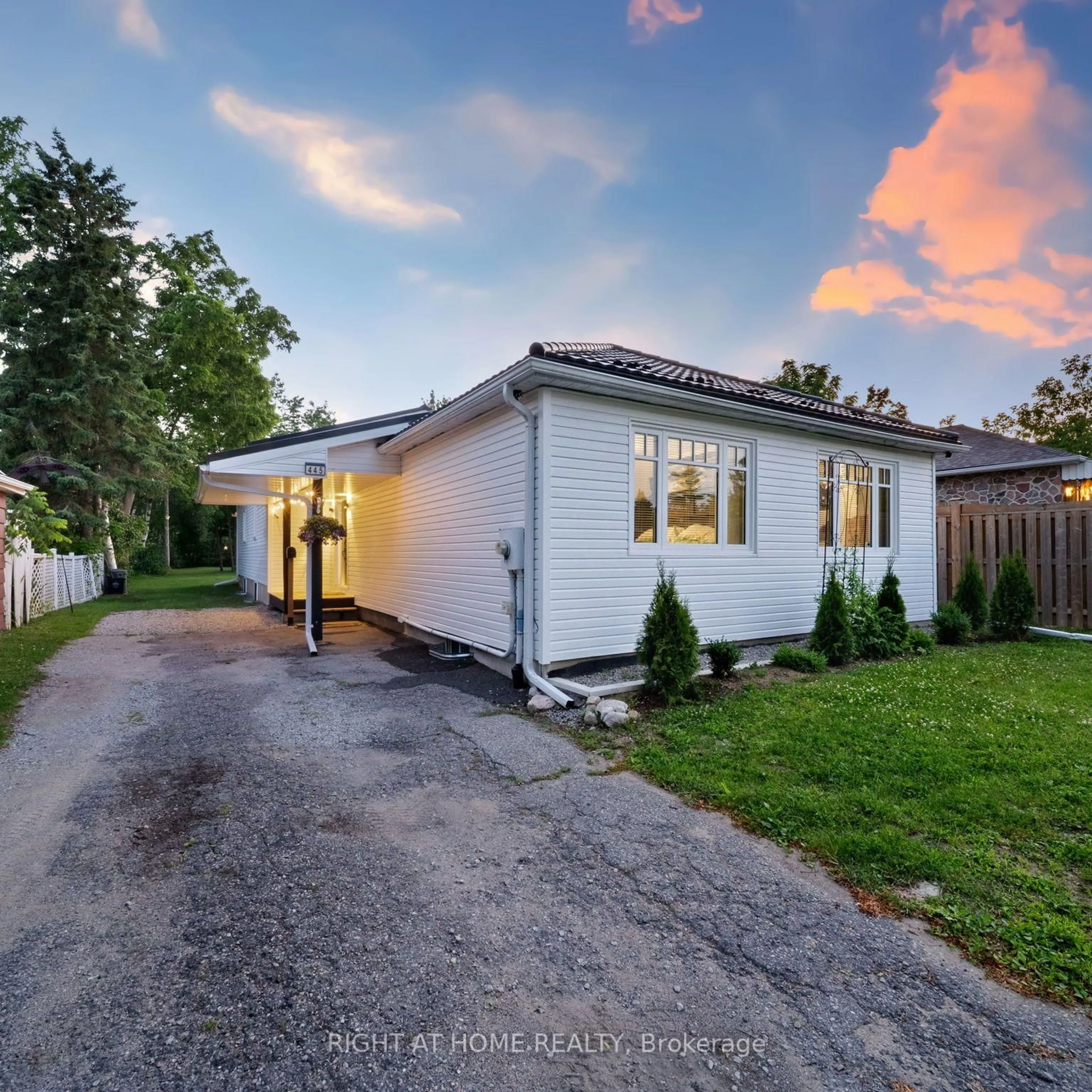 Unknown for 445 Peter St, Orillia Ontario L3V 5A6
