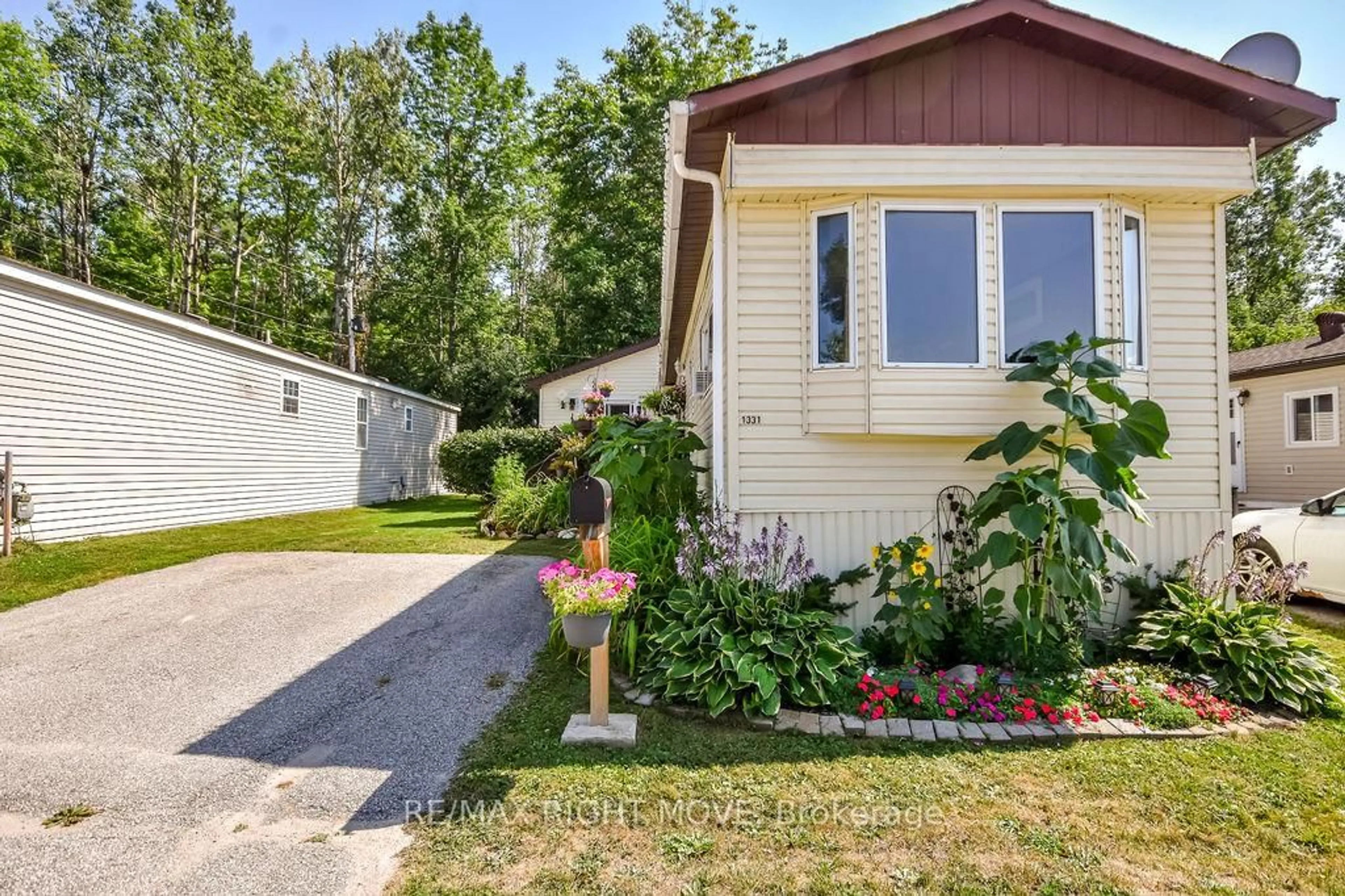 Home with vinyl exterior material, street for 1331 Hilltop Rd, Severn Ontario L3V 0V1