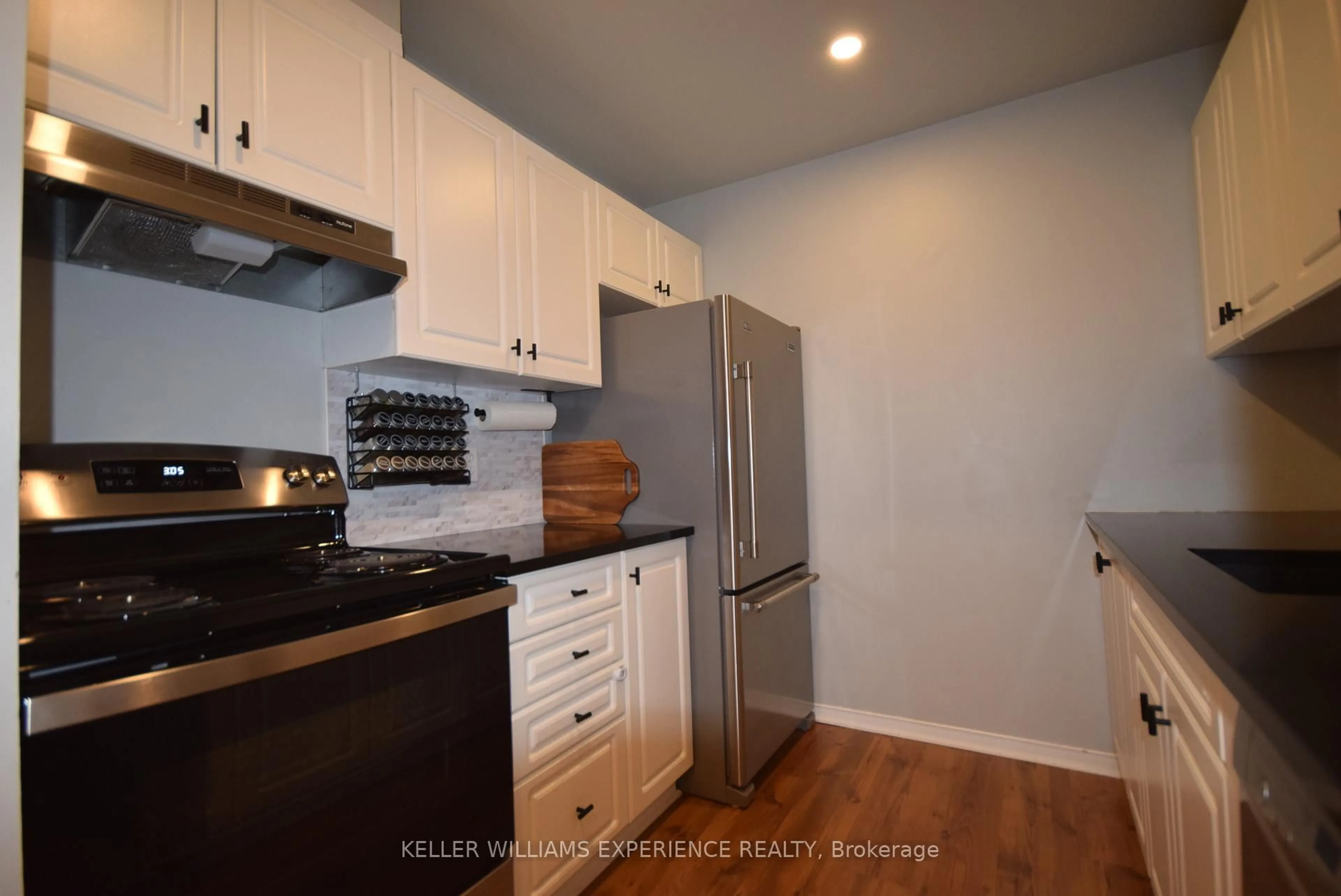 Standard kitchen, wood/laminate floor for 167 Edgehill Dr #E8, Barrie Ontario L4N 1L9