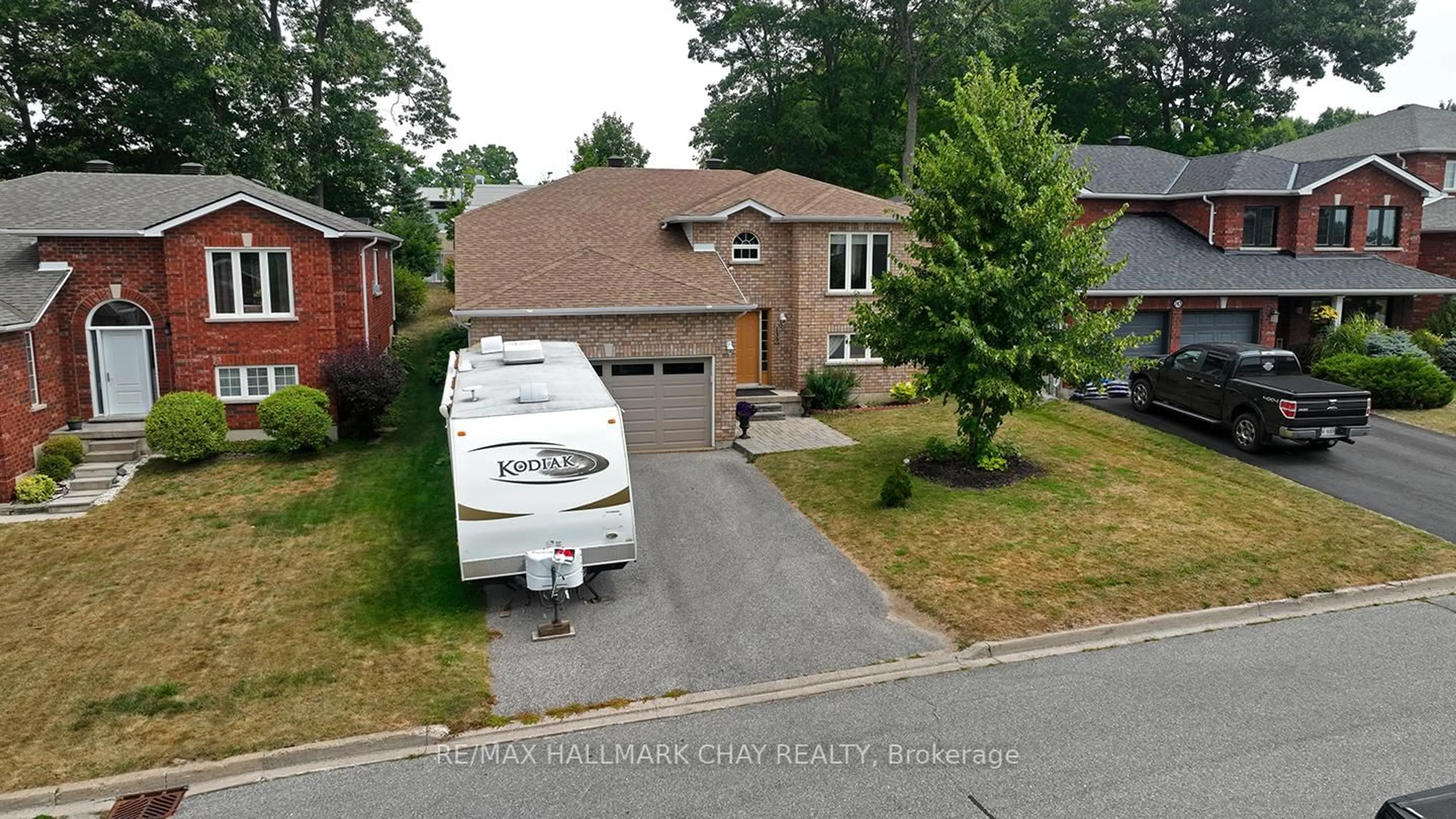 A pic from outside/outdoor area/front of a property/back of a property/a pic from drone, street for 139 WAWINET St, Midland Ontario L4R 5A9