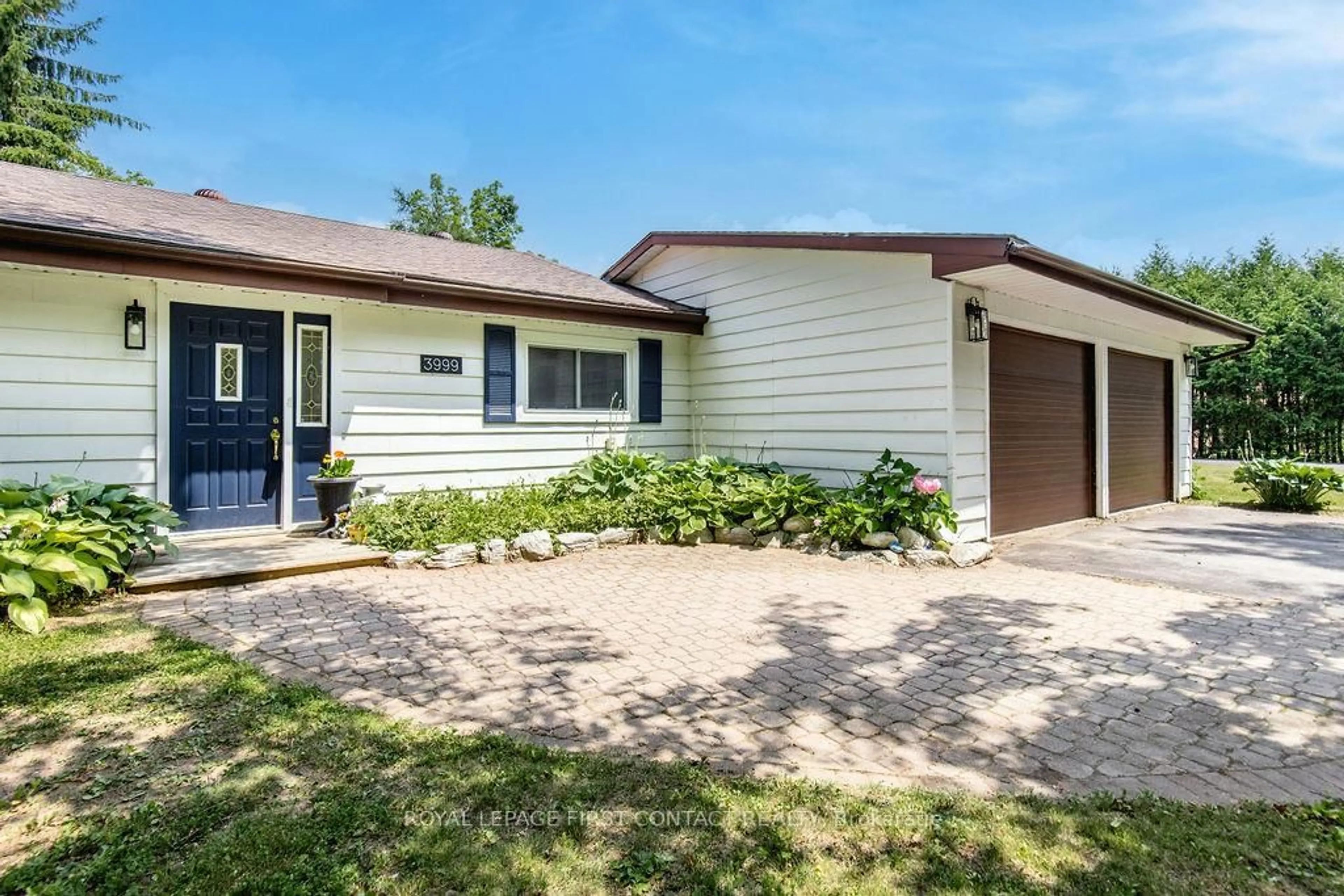 Home with vinyl exterior material, street for 3999 Line 13, Oro-Medonte Ontario L3V 8P1