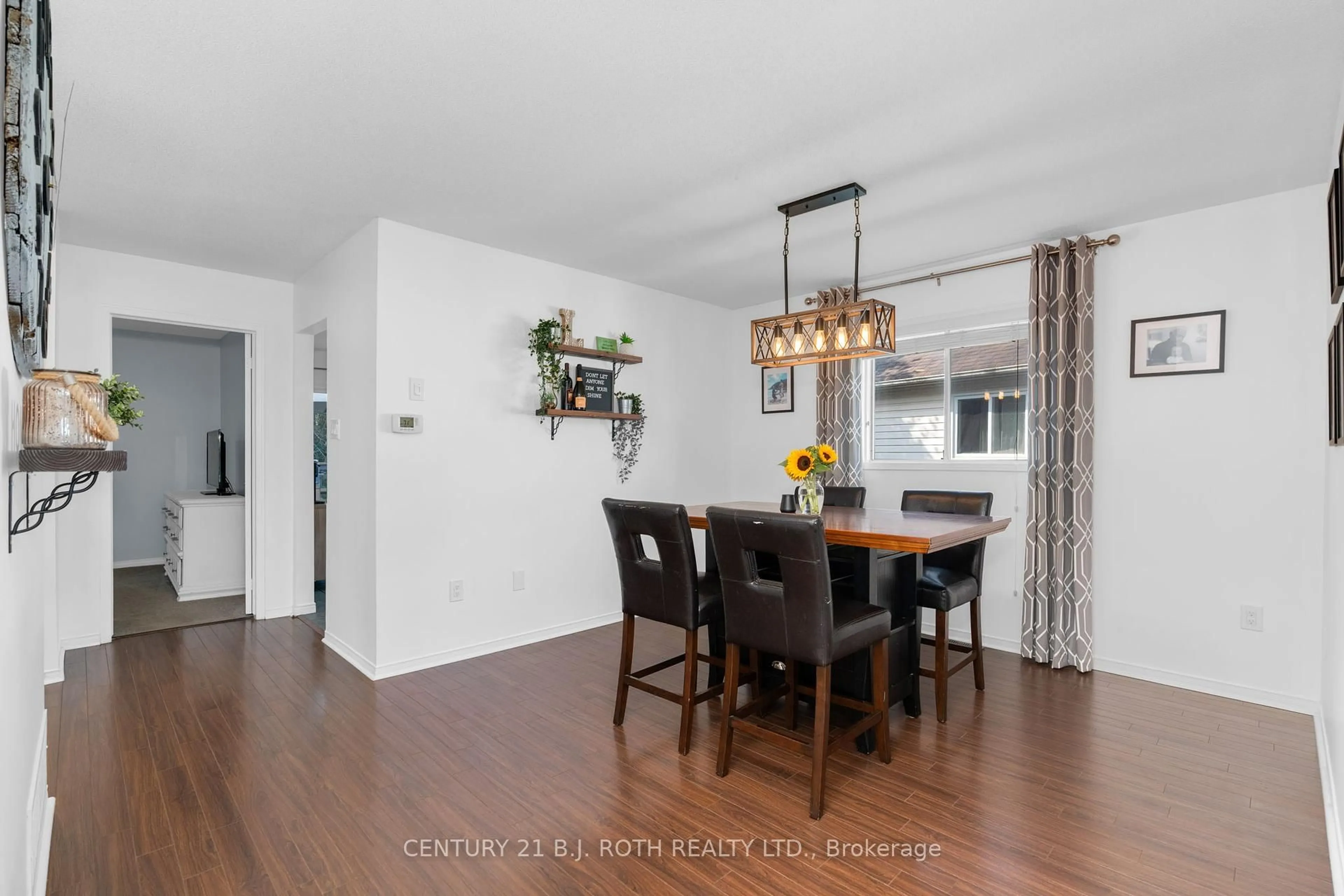 Dining room, wood/laminate floor for 141 Dyer Dr, Wasaga Beach Ontario L9Z 1M1
