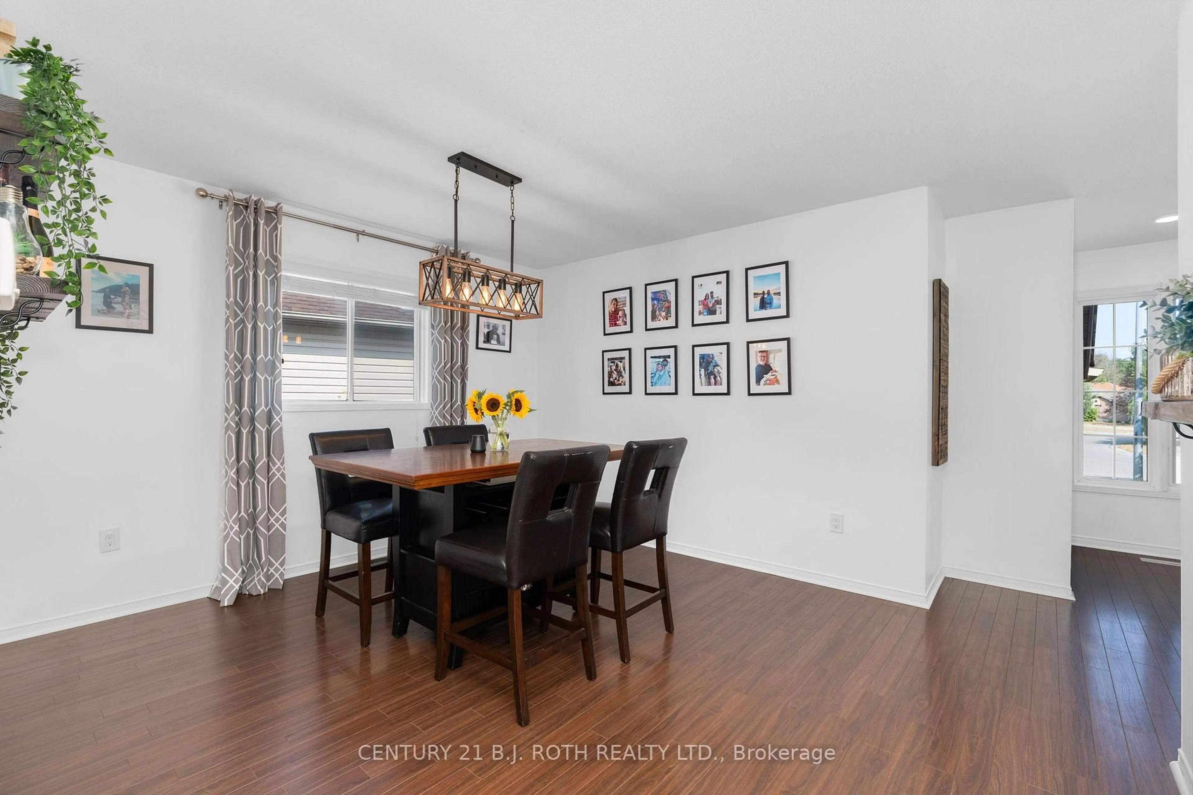 Dining room, wood/laminate floor for 141 Dyer Dr, Wasaga Beach Ontario L9Z 1M1