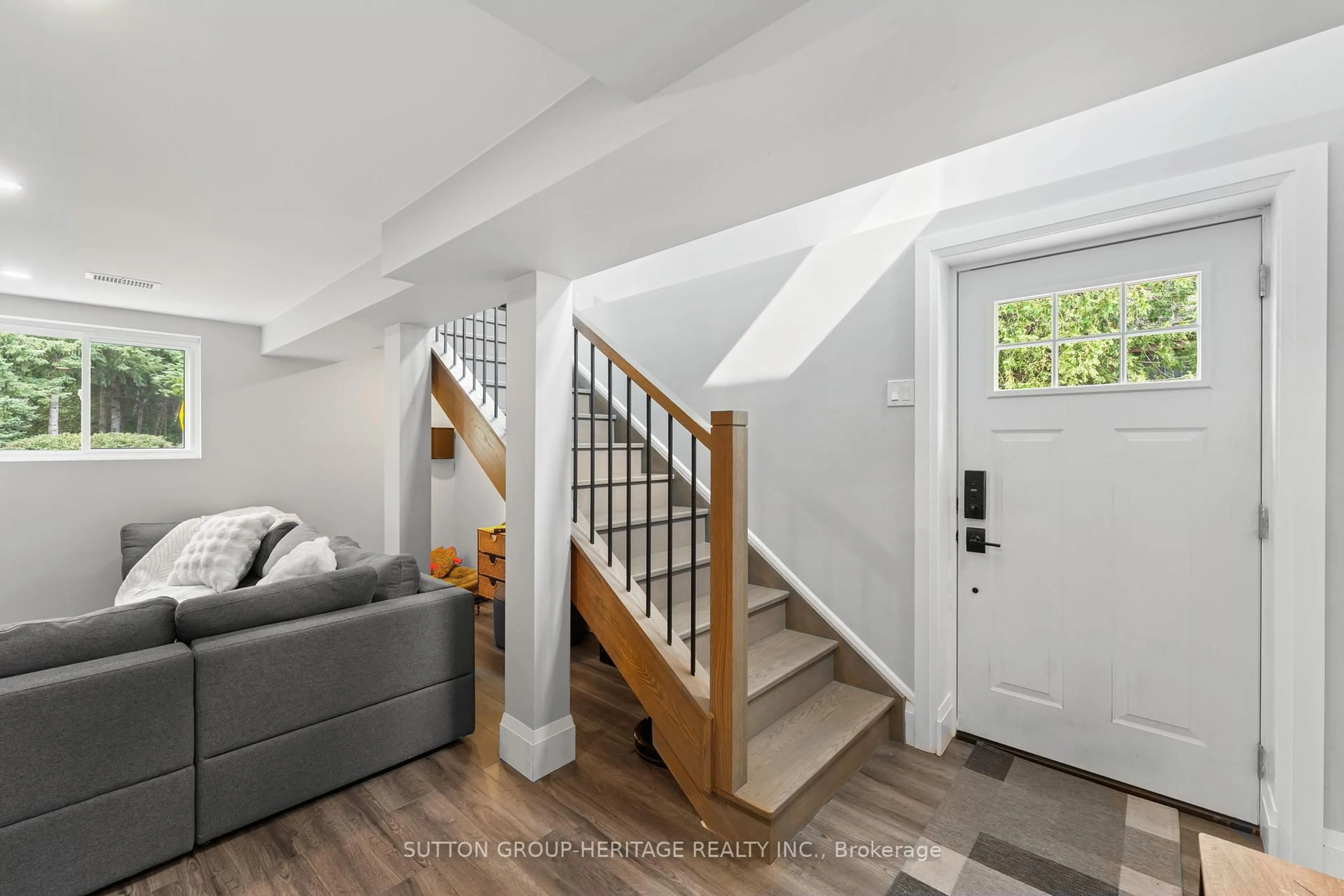 Indoor entryway for 3660 Baldwick Lane, Springwater Ontario L0M 1T2