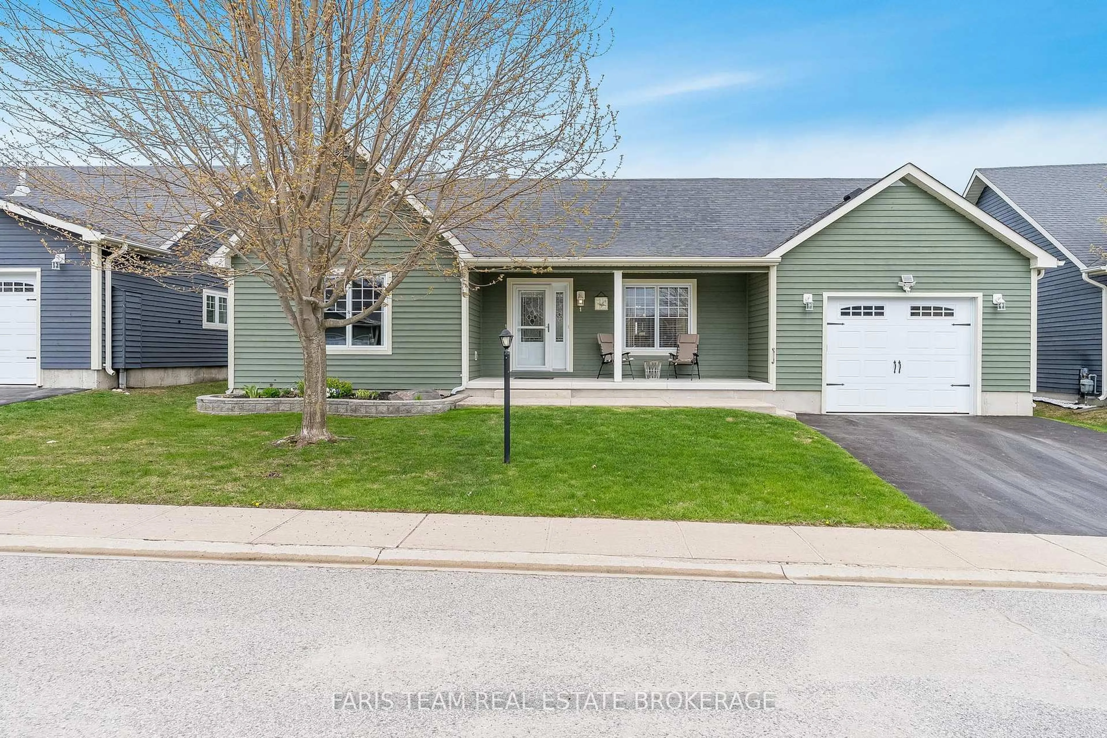 Home with vinyl exterior material, street for 1 Gidley Crt, Penetanguishene Ontario L9M 0A7