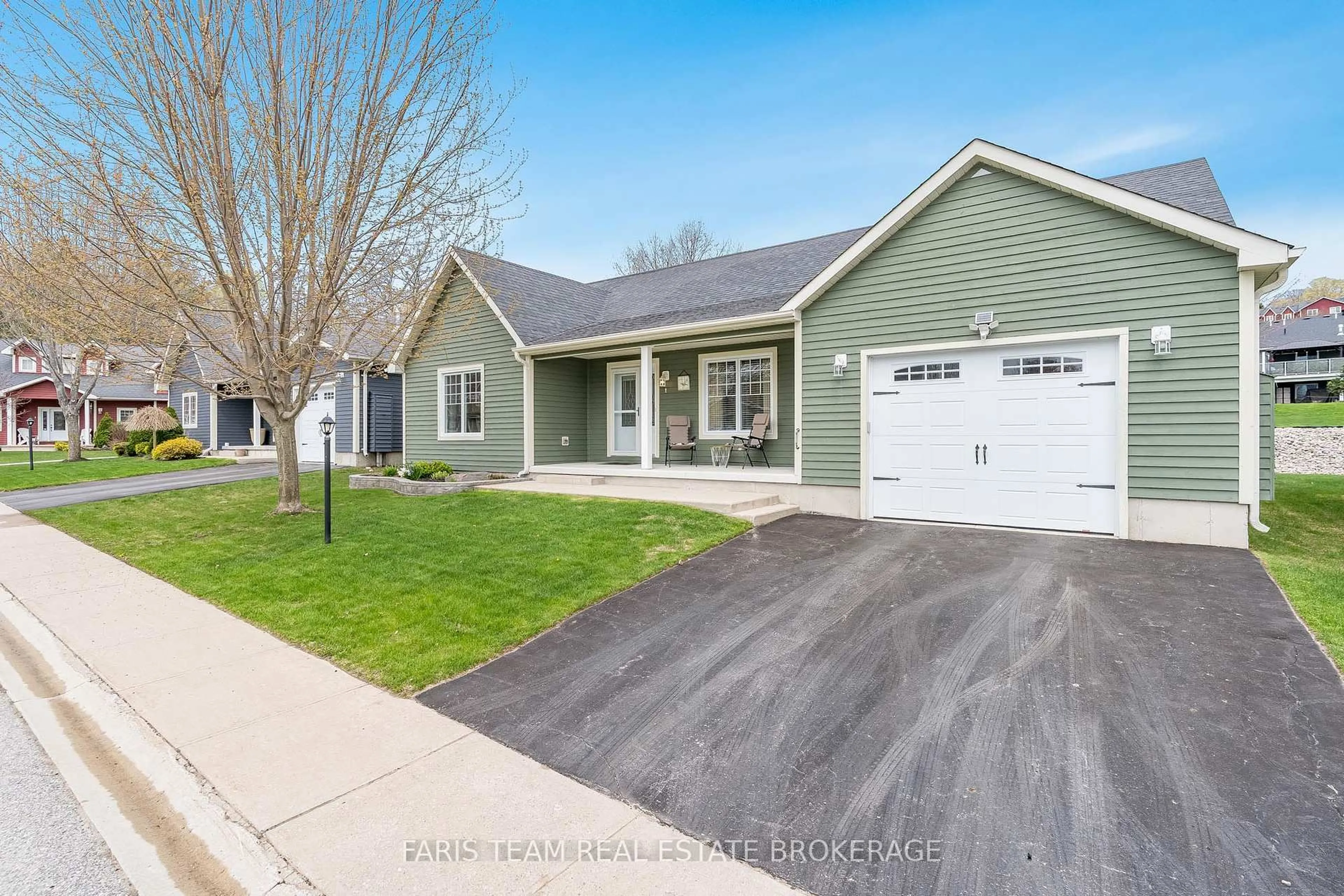 Home with vinyl exterior material, street for 1 Gidley Crt, Penetanguishene Ontario L9M 0A7